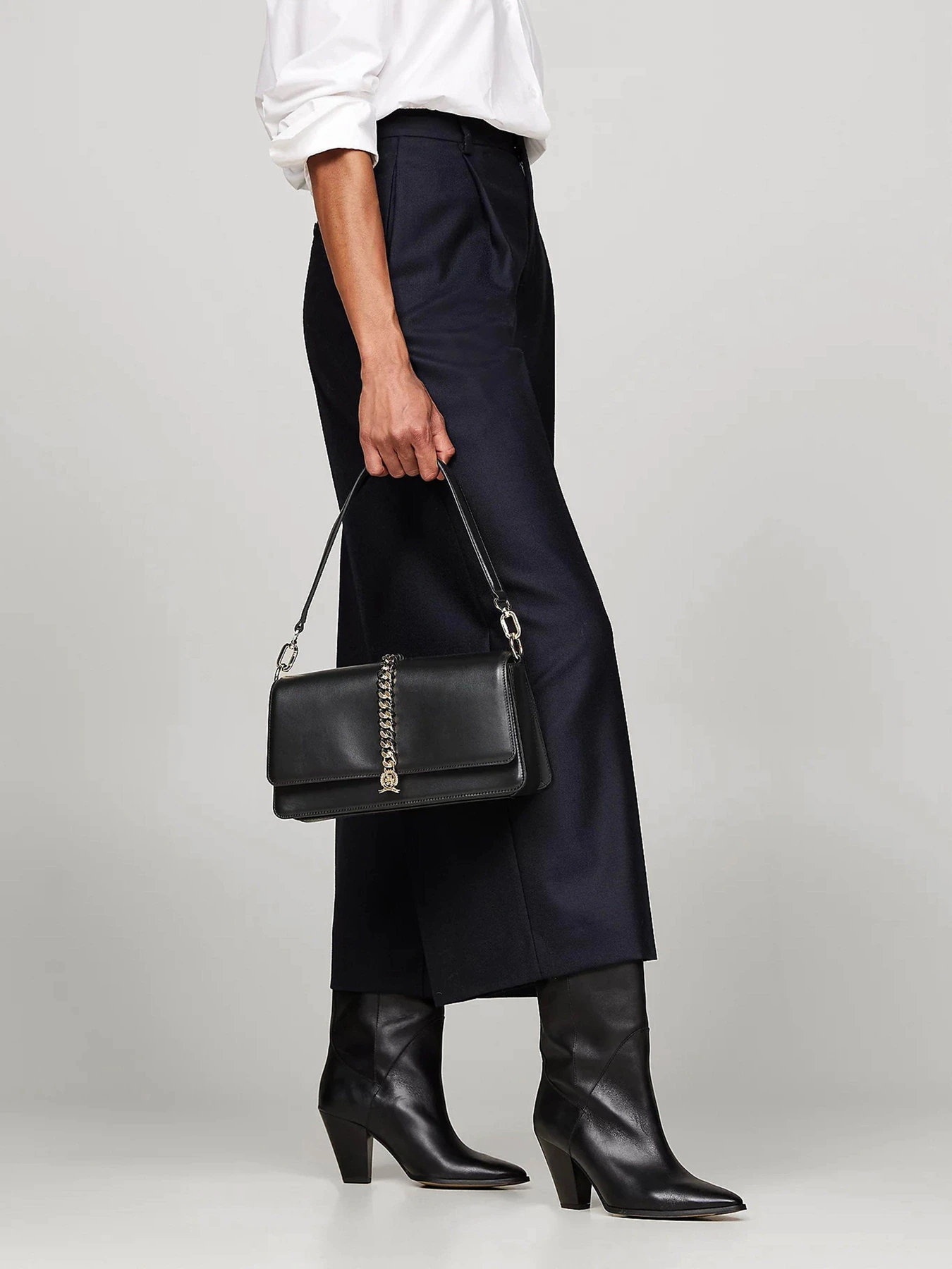 Сумки Tommy Hilfiger модель AW0AW16459-BDS Сумки Tommy Hilfiger модель AW0AW16459-BDS Фото