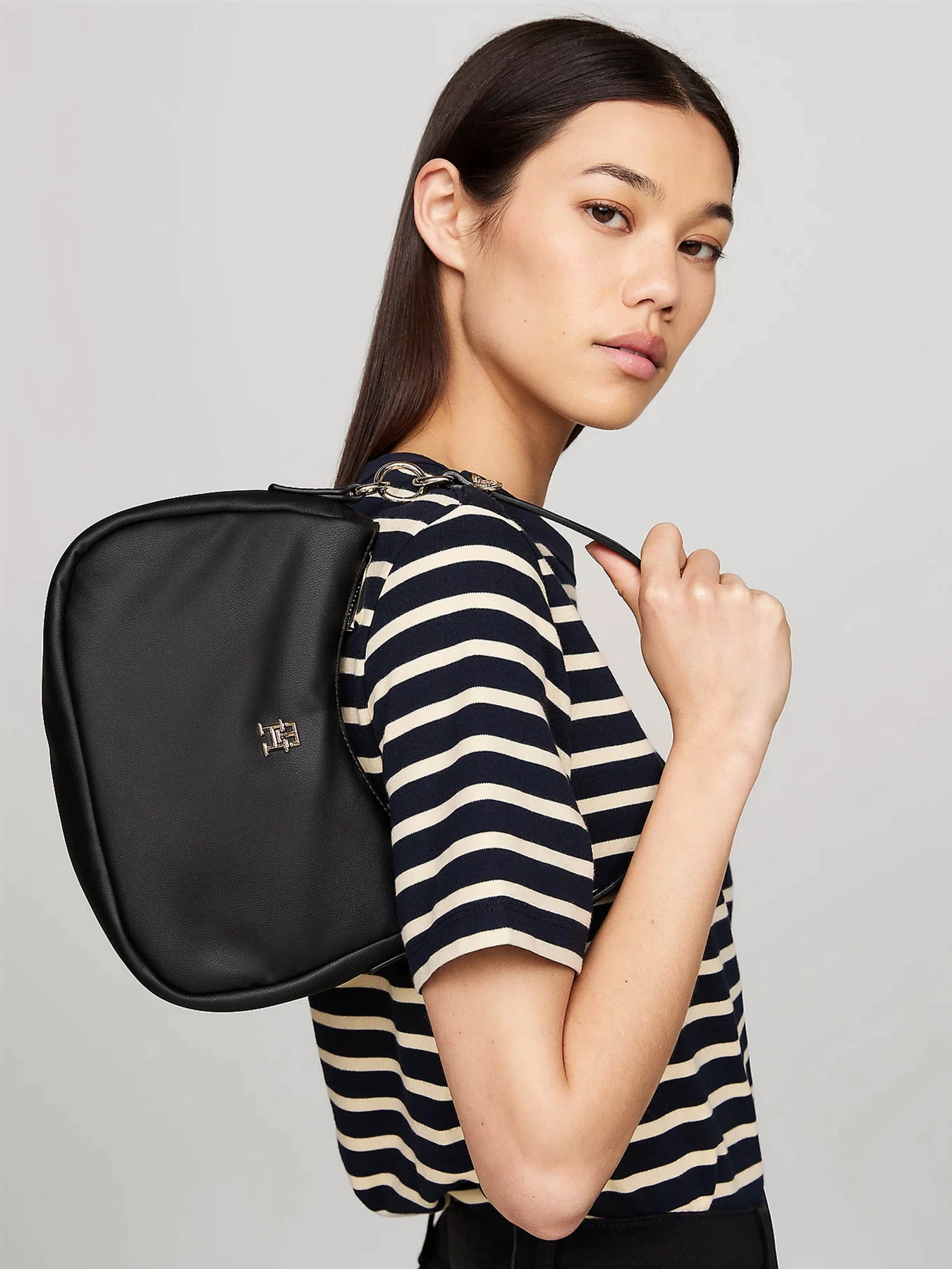 Сумки Tommy Hilfiger модель AW0AW16476-BDS Сумки Tommy Hilfiger модель AW0AW16476-BDS Фото