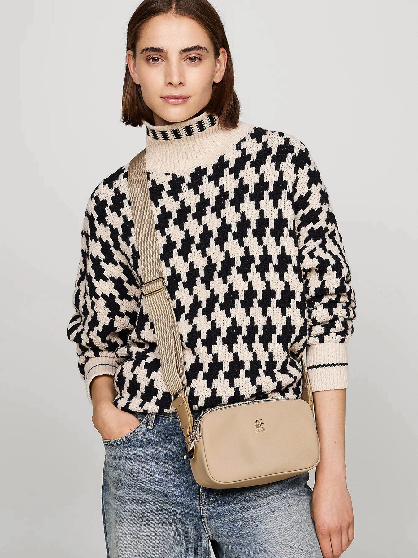 Сумки Tommy Hilfiger модель AW0AW16483-AEG Фото