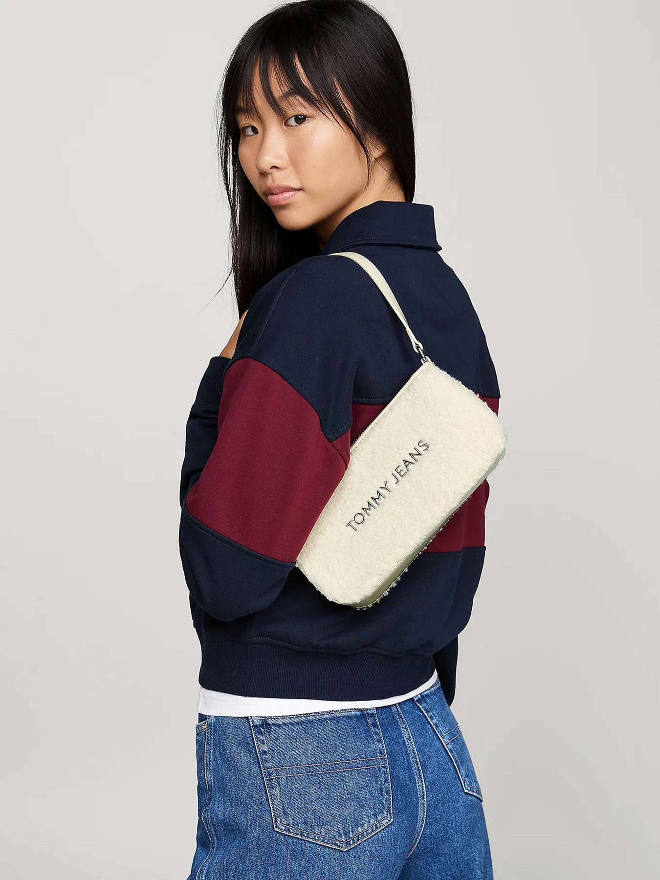 Сумки Tommy Hilfiger модель AW0AW16494-ACG Сумки Tommy Hilfiger модель AW0AW16494-ACG Фото