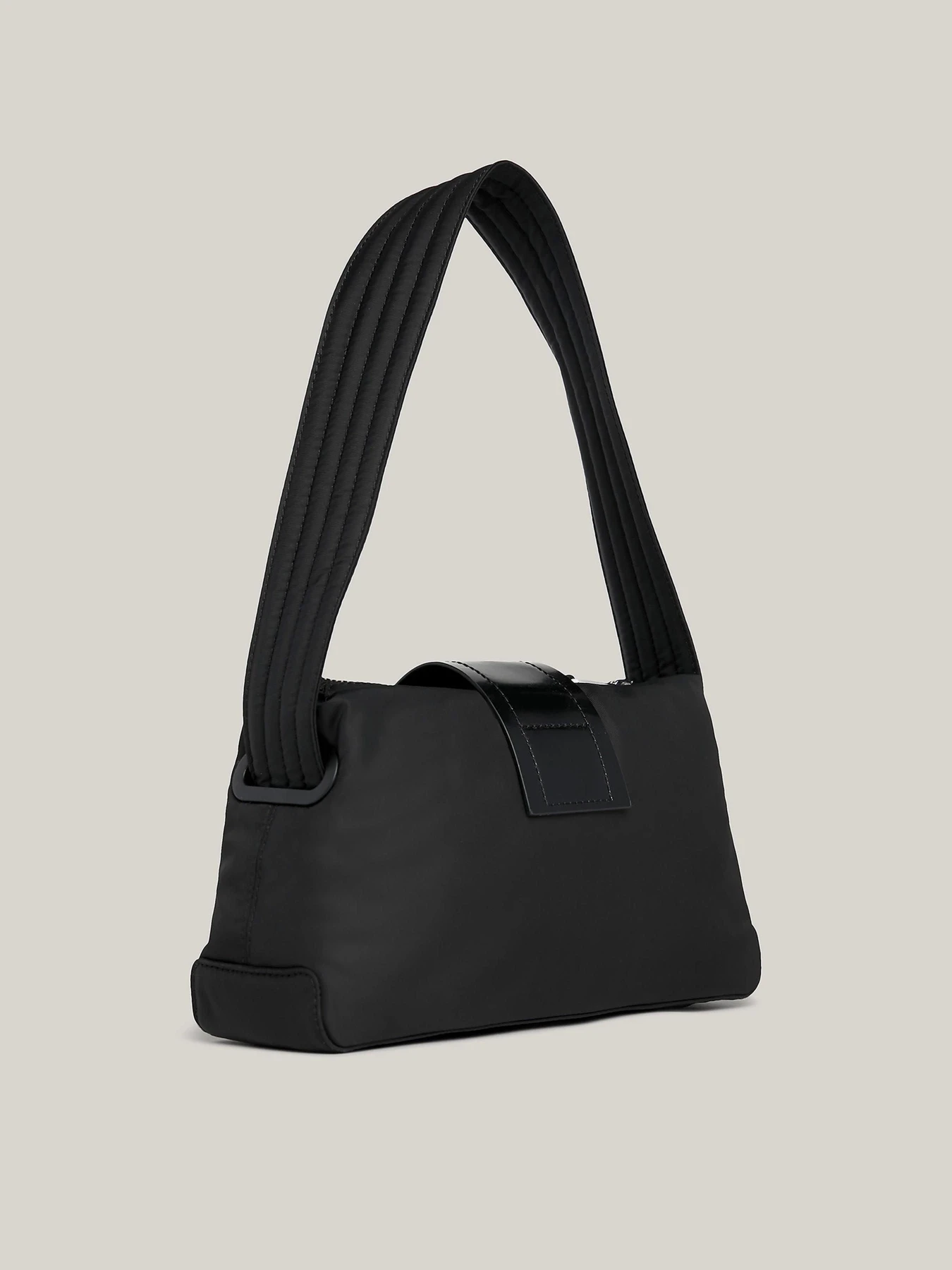 Сумки Tommy Hilfiger модель AW0AW16515-BDS Сумки Tommy Hilfiger модель AW0AW16515-BDS Фото