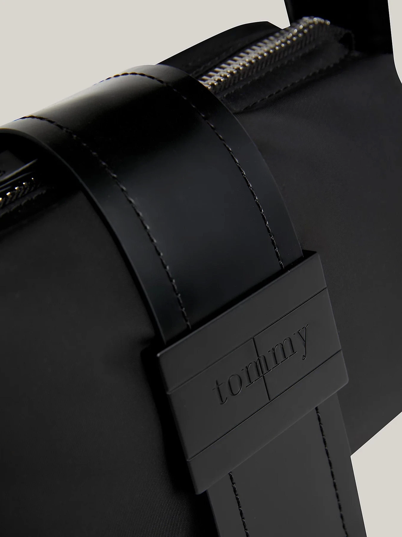 Сумки Tommy Hilfiger модель AW0AW16515-BDS Сумки Tommy Hilfiger модель AW0AW16515-BDS Фото
