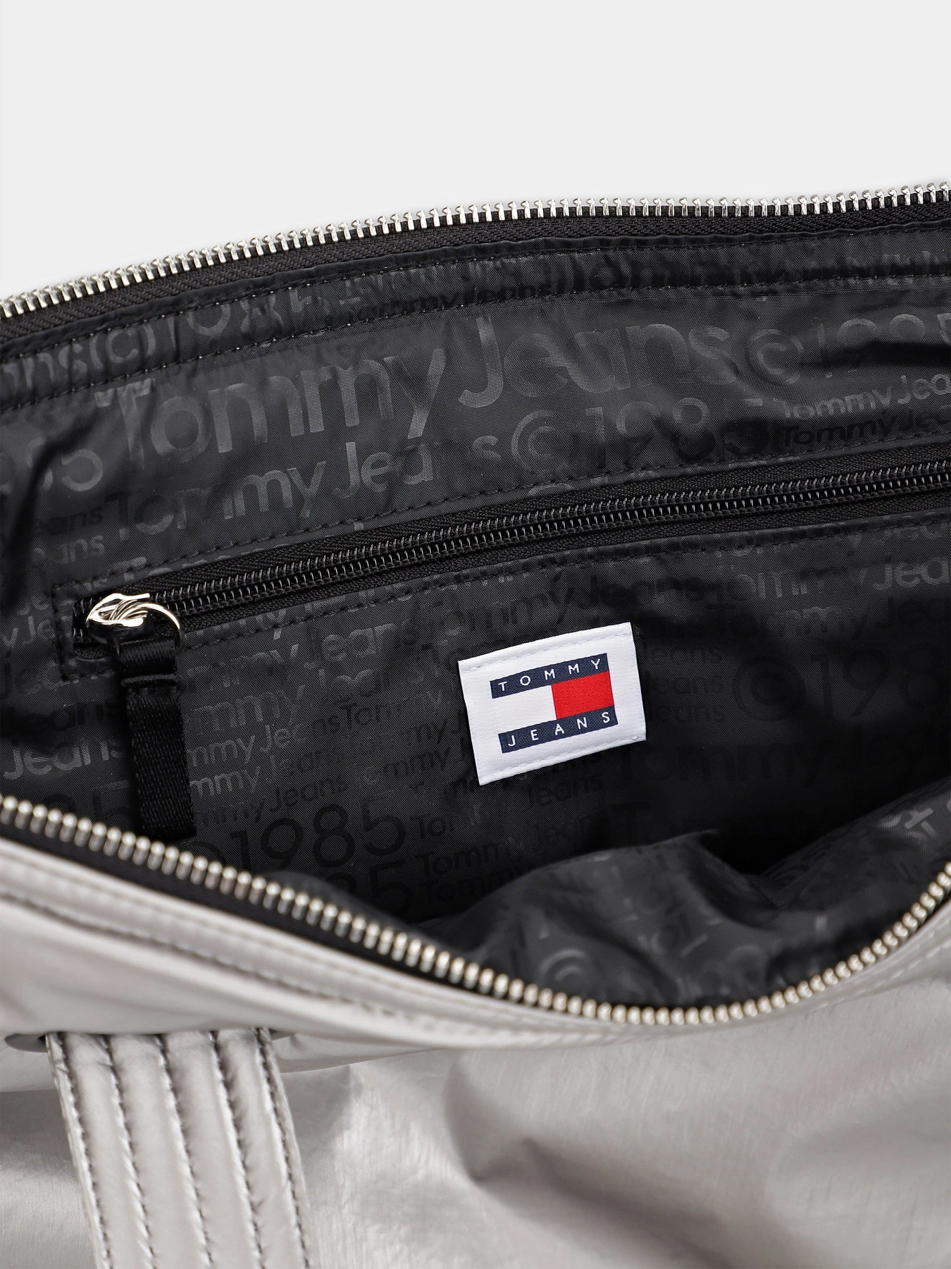 Сумки Tommy Hilfiger модель AW0AW16803-0IM Сумки Tommy Hilfiger модель AW0AW16803-0IM Фото