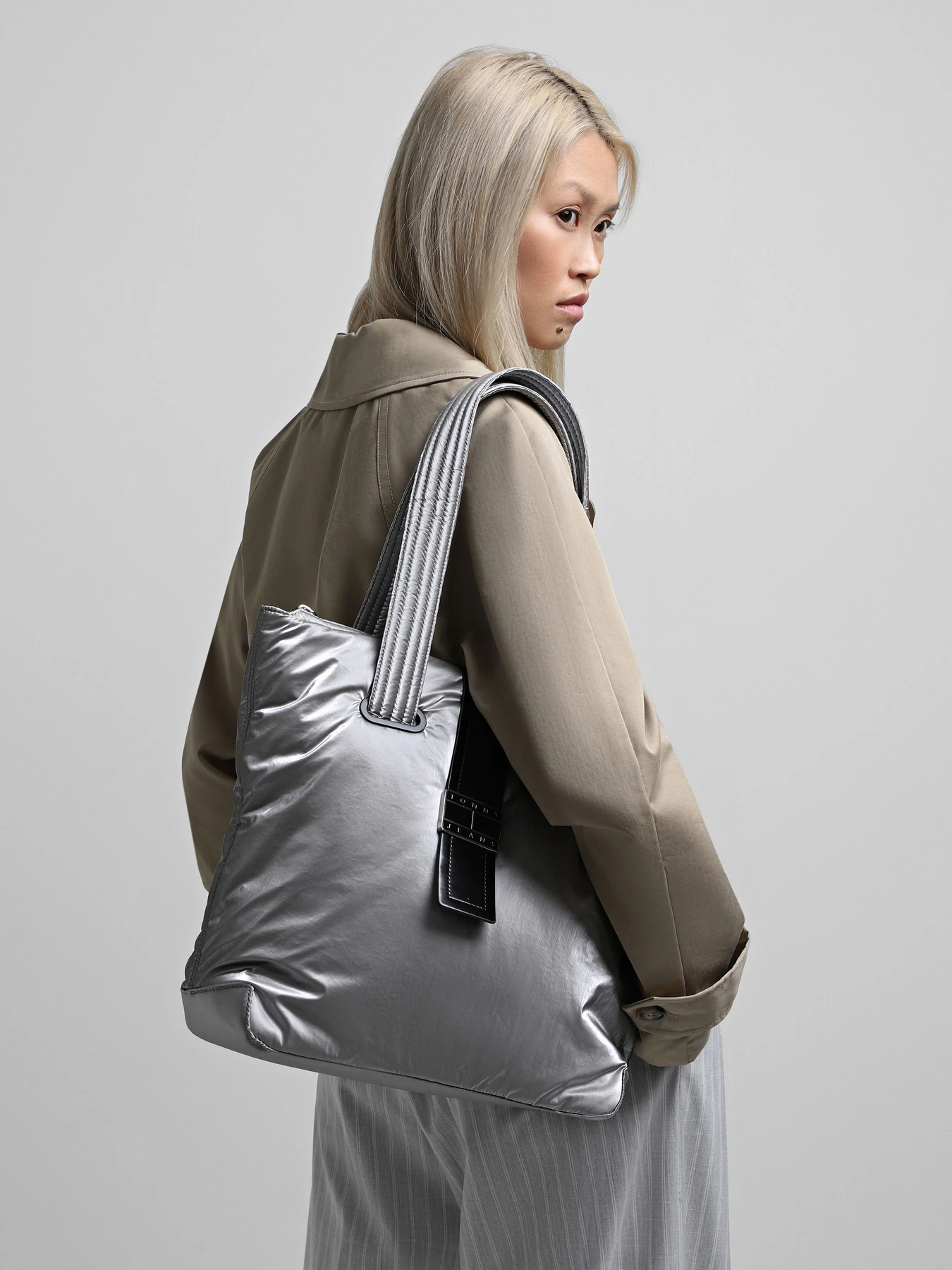 Сумки Tommy Hilfiger модель AW0AW16803-0IM Сумки Tommy Hilfiger модель AW0AW16803-0IM Фото
