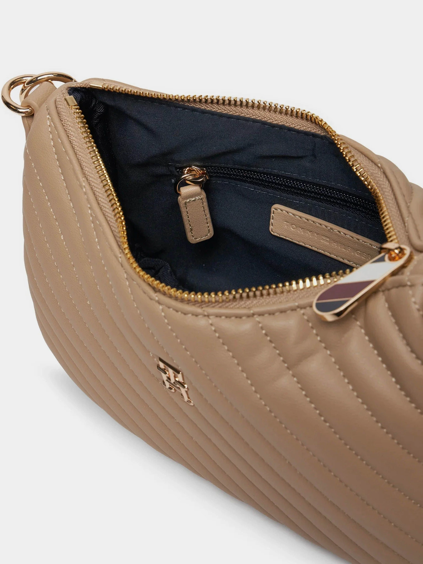 Сумки Tommy Hilfiger модель AW0AW17016-AEG Сумки Tommy Hilfiger модель AW0AW17016-AEG Фото