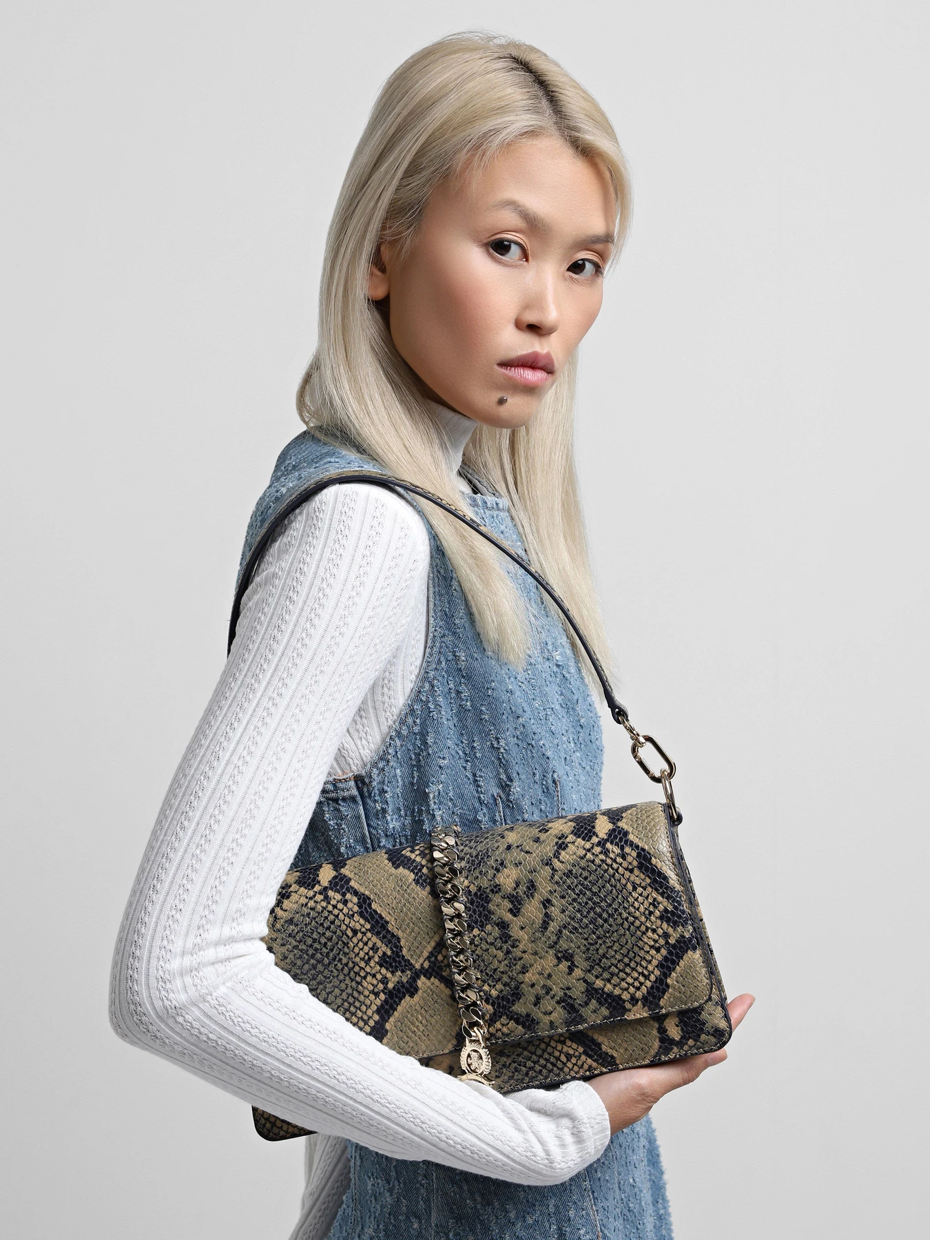 Сумки Tommy Hilfiger модель AW0AW17057-0HD Сумки Tommy Hilfiger модель AW0AW17057-0HD Фото