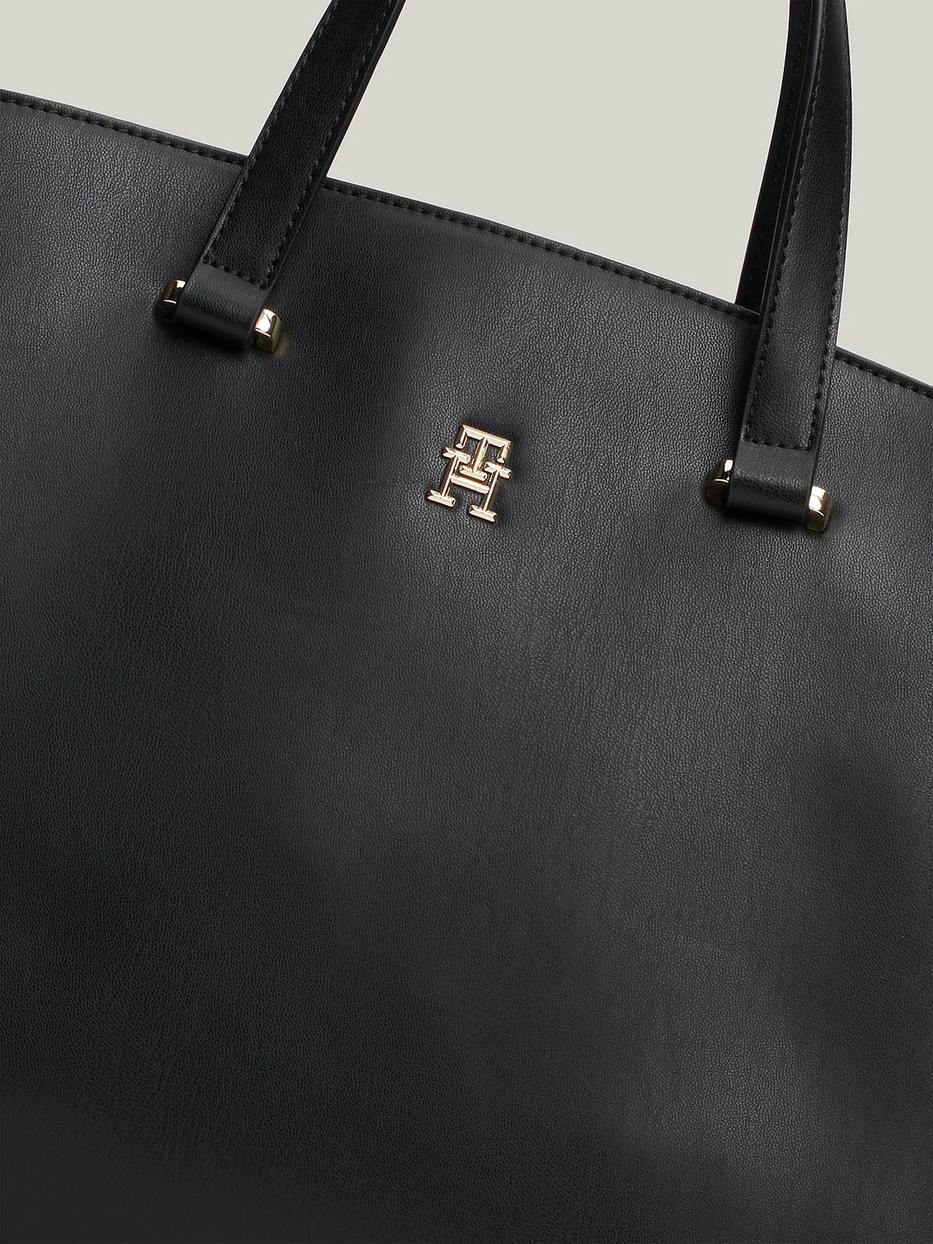 Сумки Tommy Hilfiger модель AW0AW17067-BDS Сумки Tommy Hilfiger модель AW0AW17067-BDS Фото