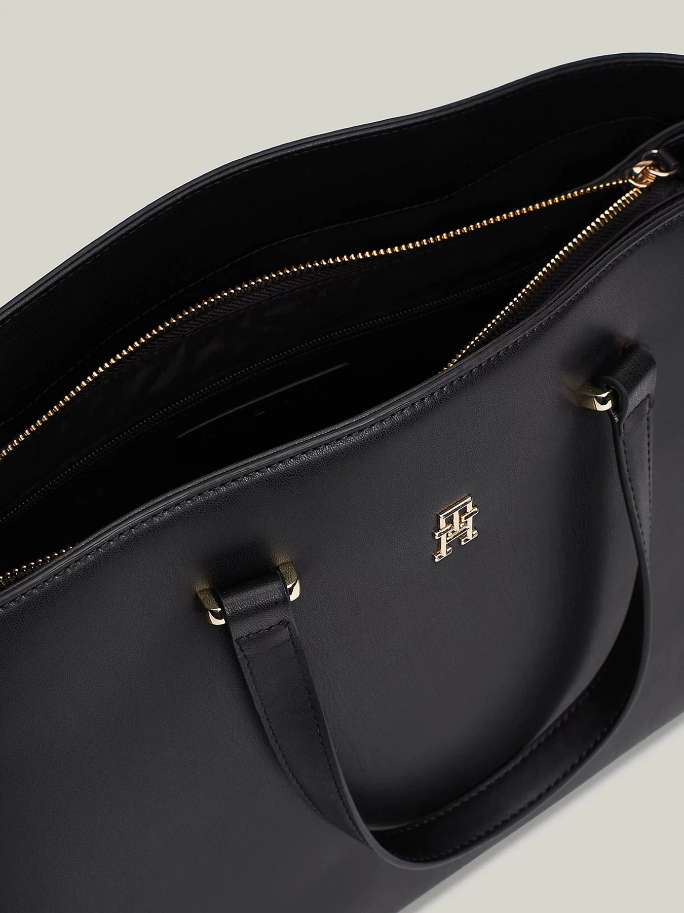 Сумки Tommy Hilfiger модель AW0AW17067-BDS Сумки Tommy Hilfiger модель AW0AW17067-BDS Фото
