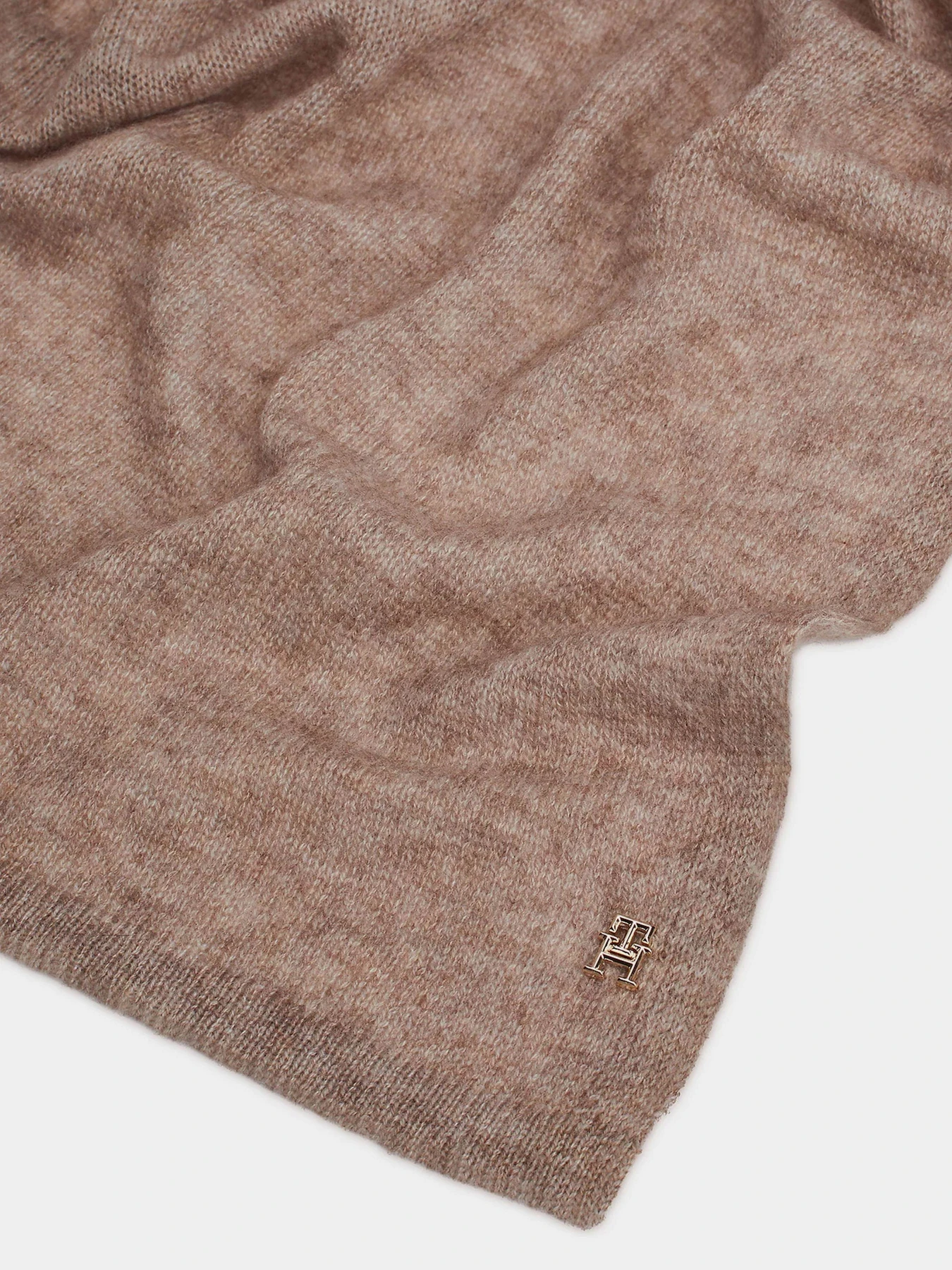 Шарфы и платки Tommy Hilfiger модель AW0AW16645-GV0 Шарфы и платки Tommy Hilfiger модель AW0AW16645-GV0 Фото