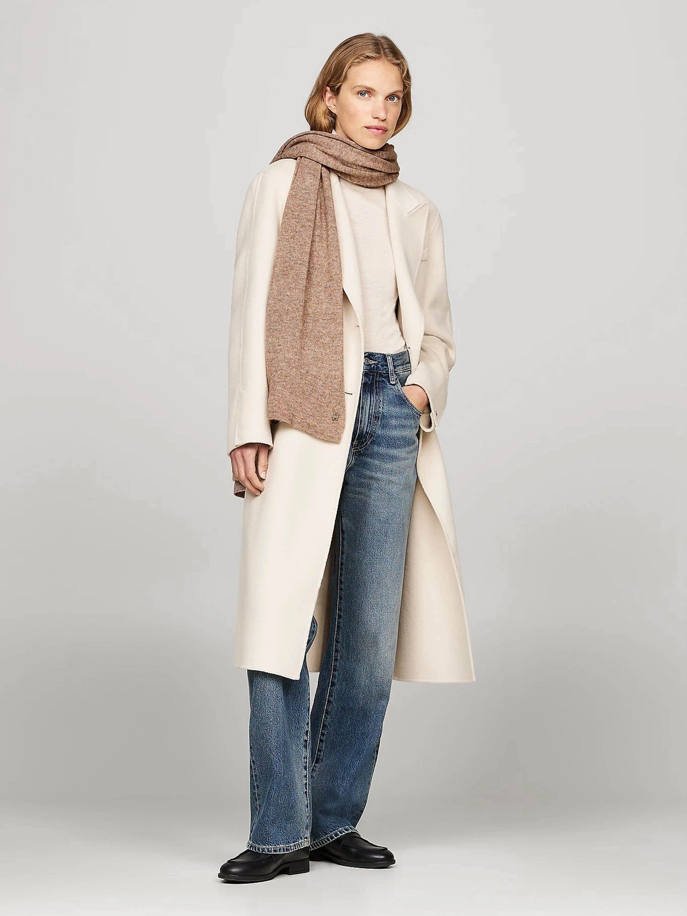 Шарфы и платки Tommy Hilfiger модель AW0AW16645-GV0 Шарфы и платки Tommy Hilfiger модель AW0AW16645-GV0 Фото