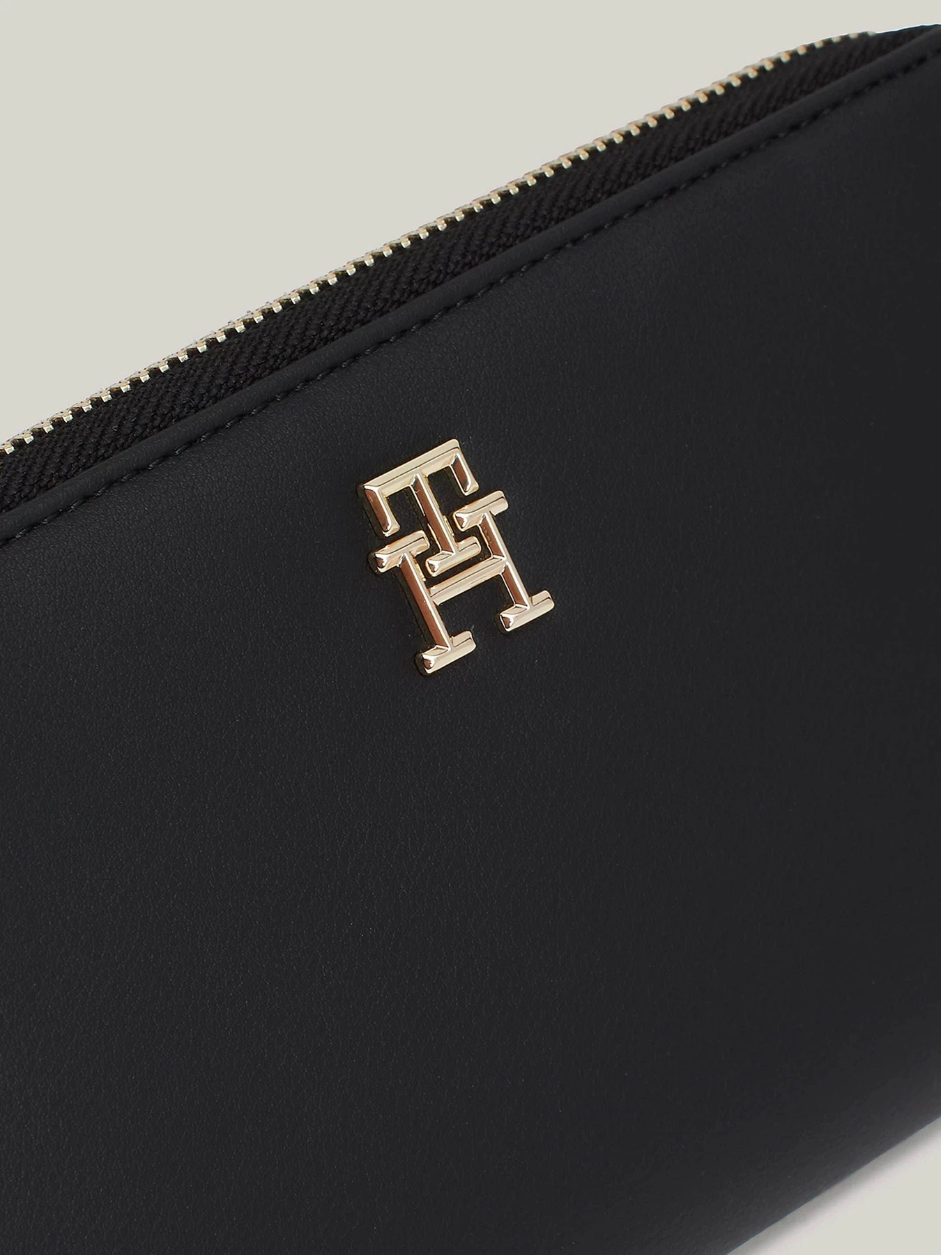 Кошельки Tommy Hilfiger модель AW0AW16581-BDS Кошельки Tommy Hilfiger модель AW0AW16581-BDS Фото
