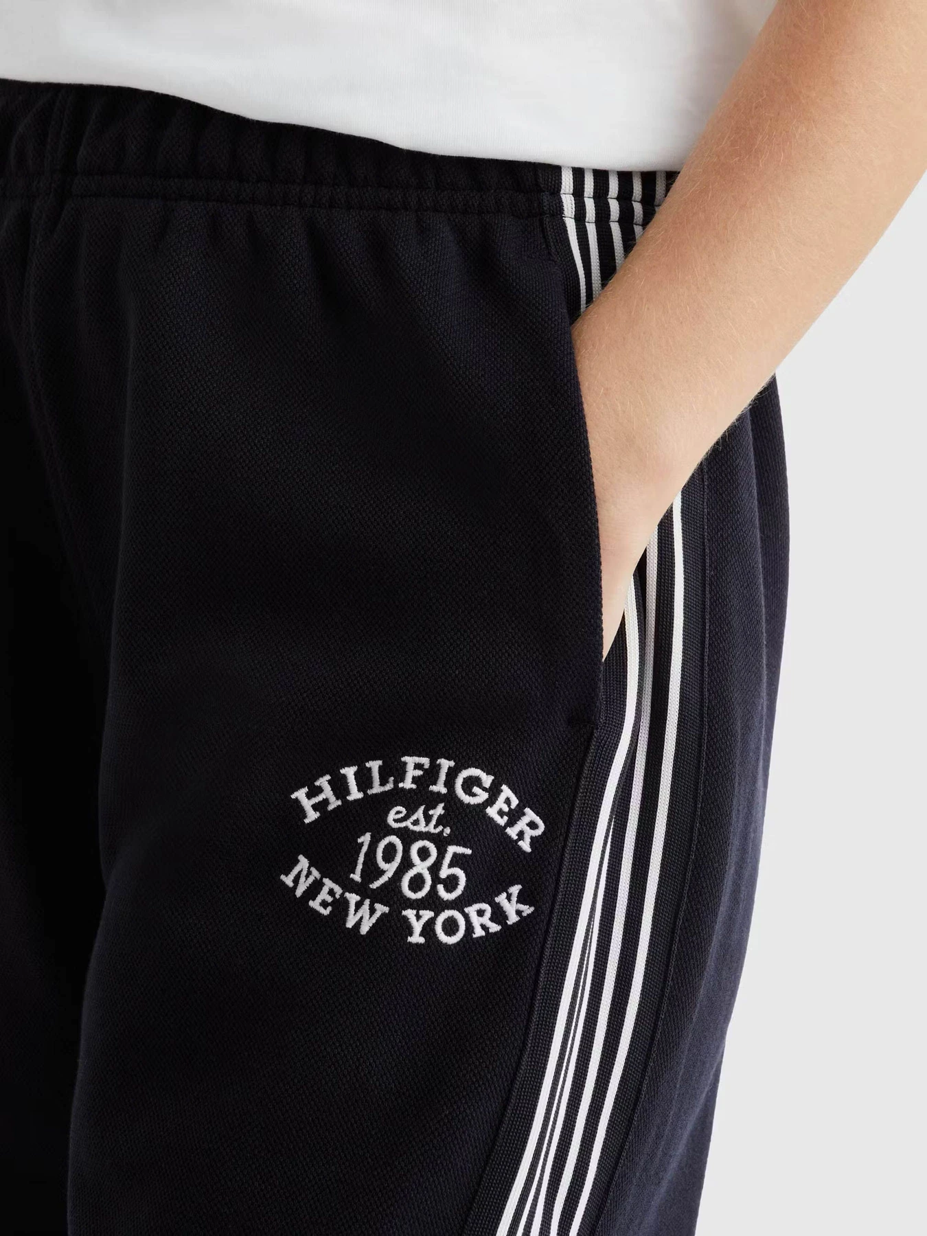 Брюки Tommy Hilfiger модель WW0WW42061-DW5 Брюки Tommy Hilfiger модель WW0WW42061-DW5 Фото