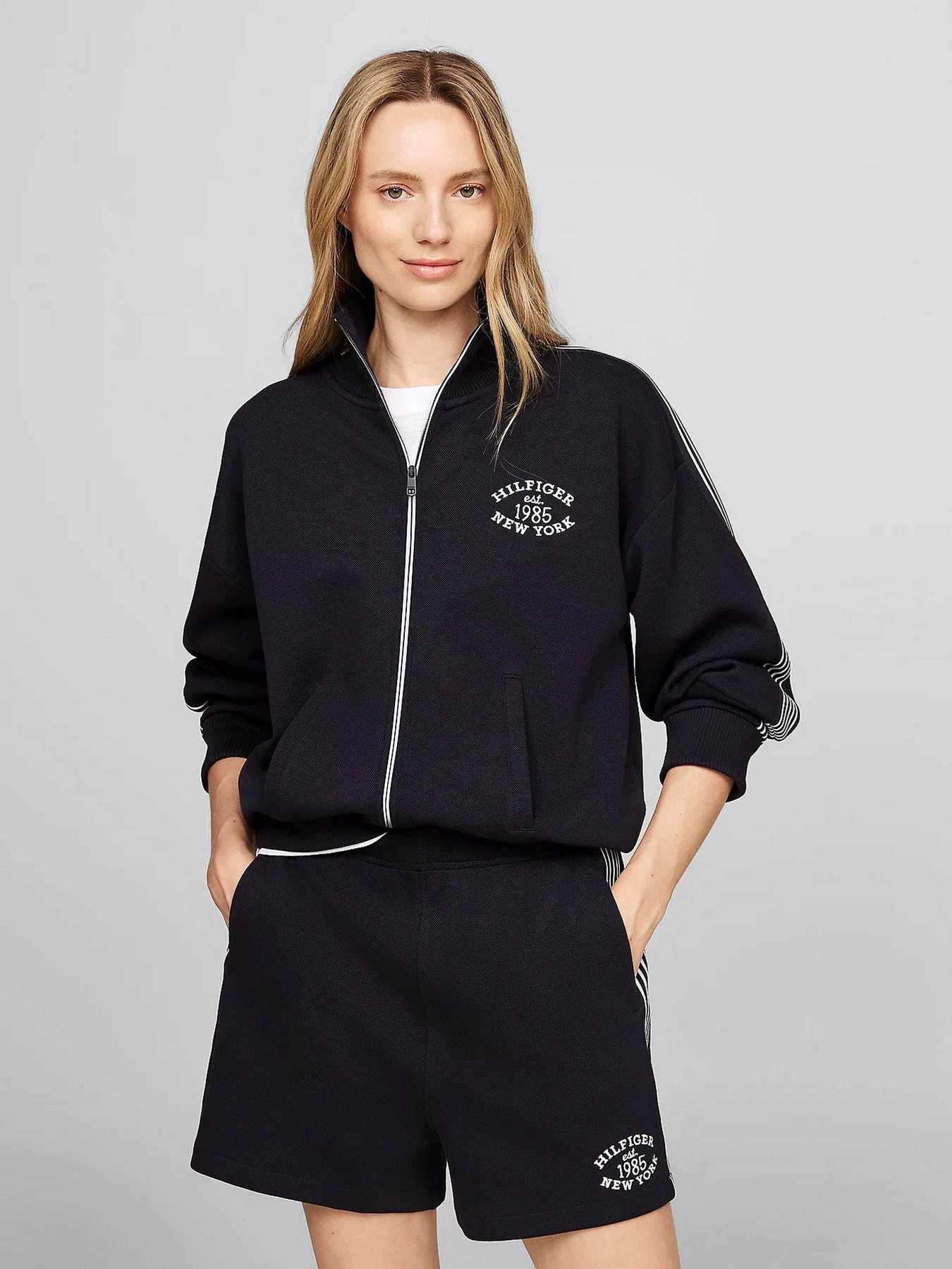 Худи и свитшоты Tommy Hilfiger модель WW0WW42077-DW5 Худи и свитшоты Tommy Hilfiger модель WW0WW42077-DW5 Фото