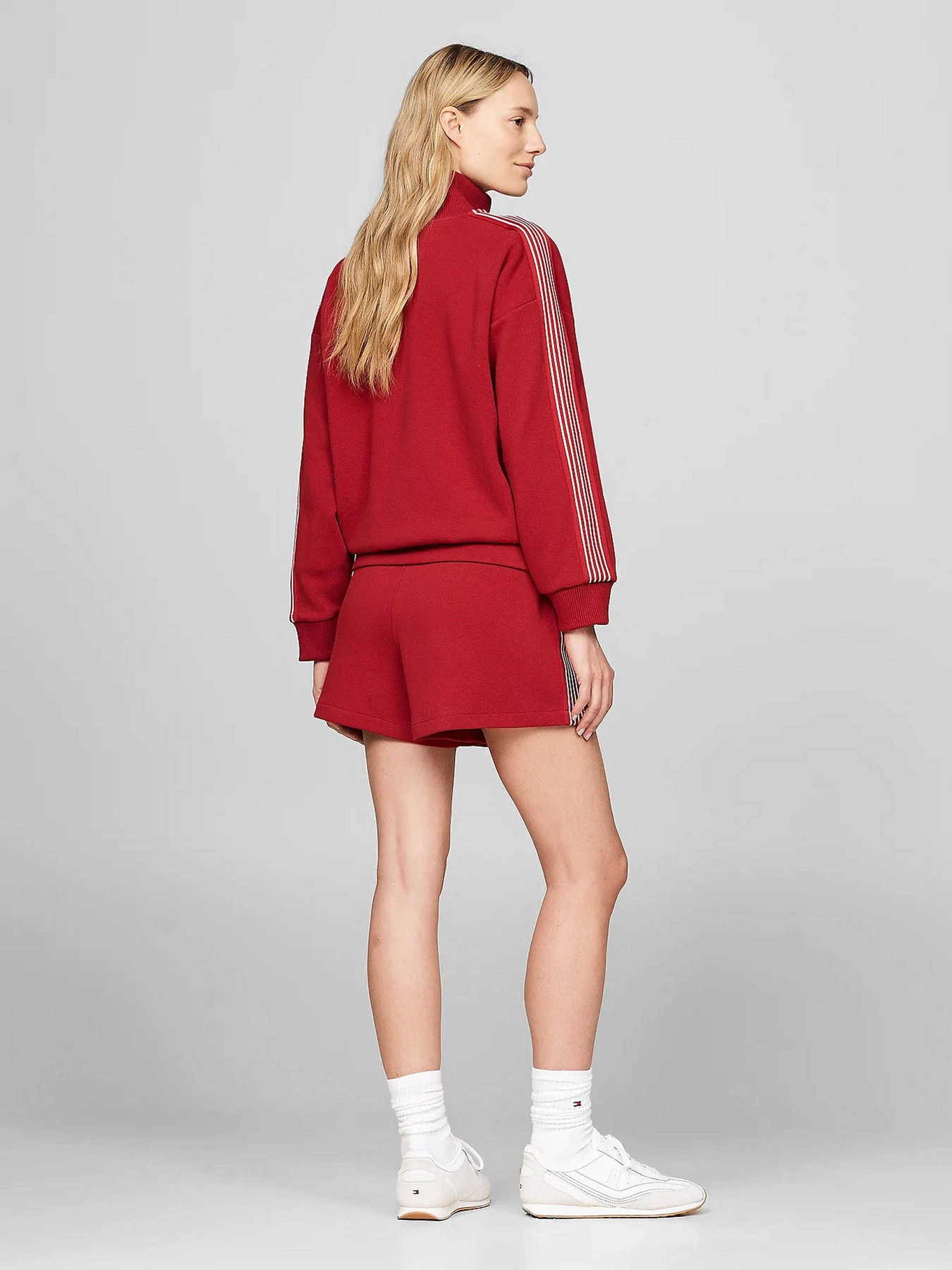 Худи и свитшоты Tommy Hilfiger модель WW0WW42077-XNN Худи и свитшоты Tommy Hilfiger модель WW0WW42077-XNN Фото