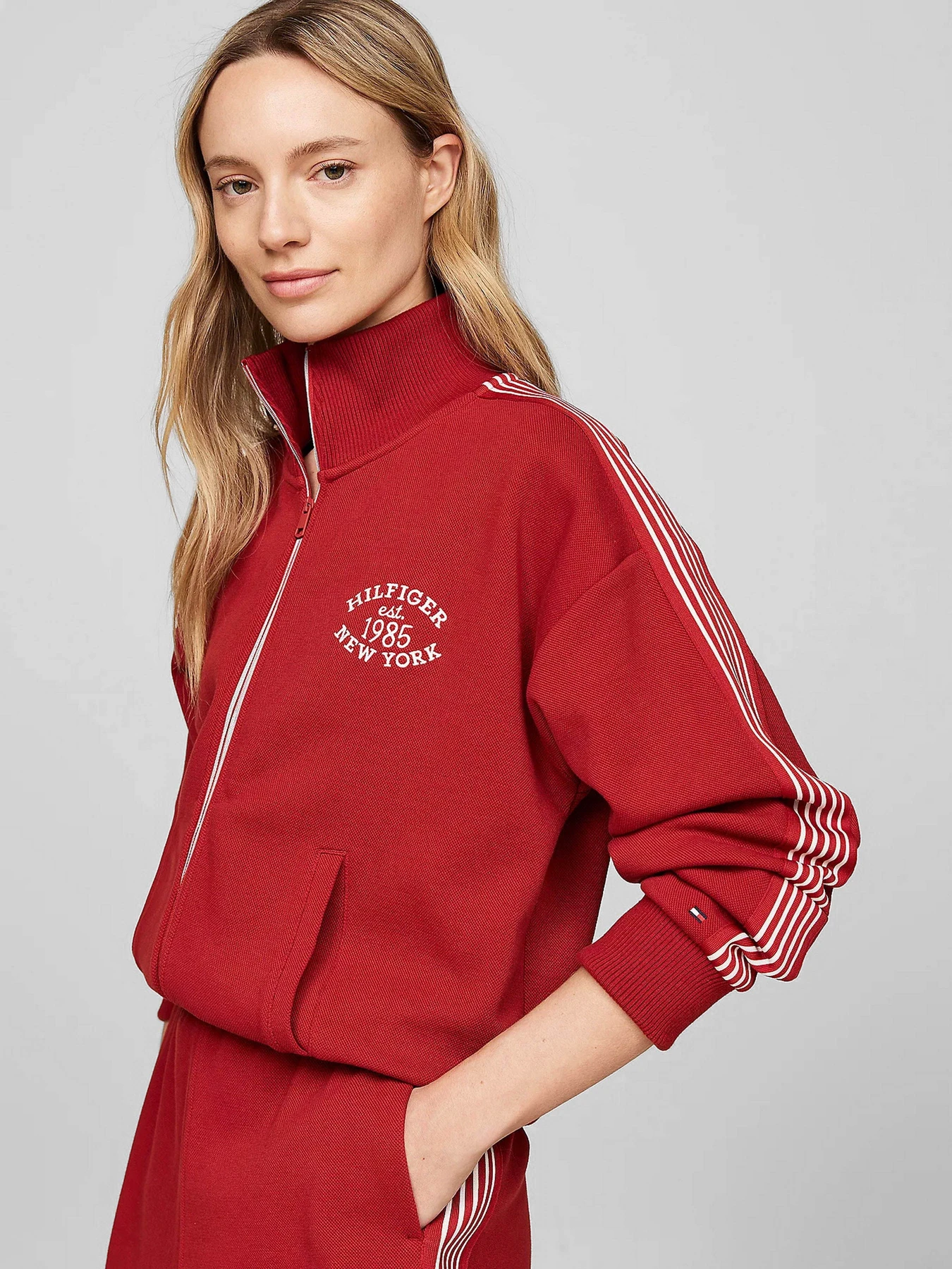 Худи и свитшоты Tommy Hilfiger модель WW0WW42077-XNN Худи и свитшоты Tommy Hilfiger модель WW0WW42077-XNN Фото