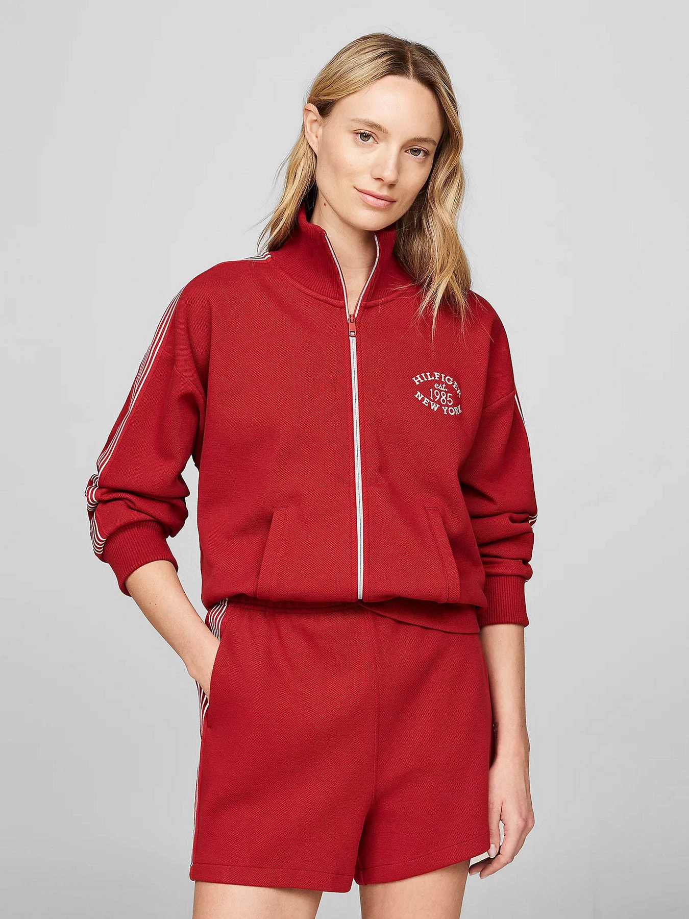 Худи и свитшоты Tommy Hilfiger модель WW0WW42077-XNN Худи и свитшоты Tommy Hilfiger модель WW0WW42077-XNN Фото