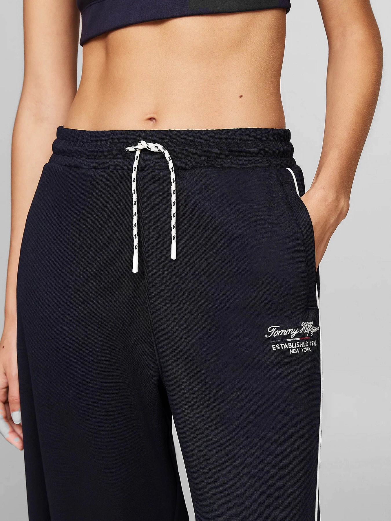 Брюки Tommy Hilfiger модель WW0WW42921-DW5 Брюки Tommy Hilfiger модель WW0WW42921-DW5 Фото