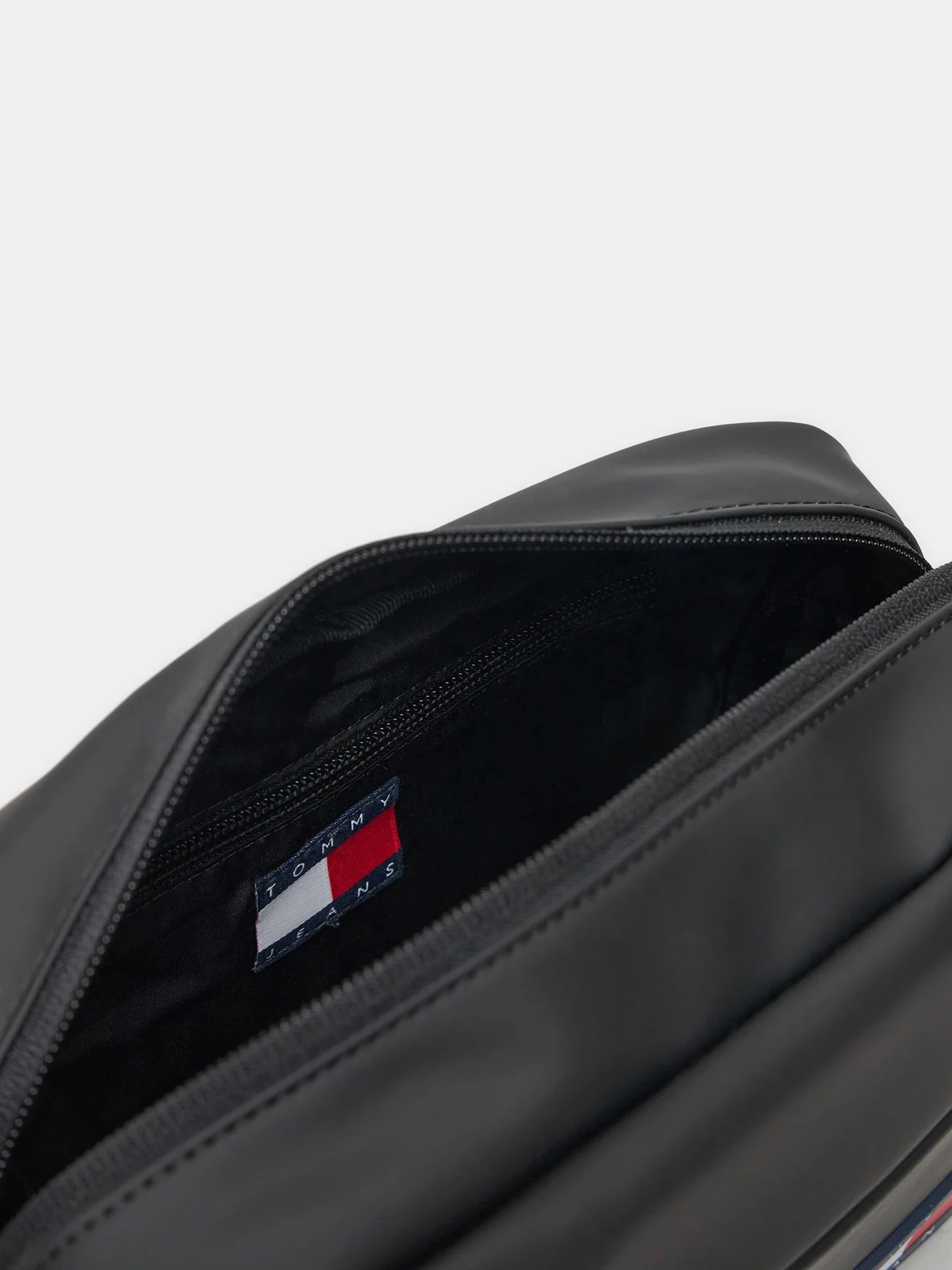 Сумки Tommy Hilfiger модель AM0AM12901-BDS Сумки Tommy Hilfiger модель AM0AM12901-BDS Фото