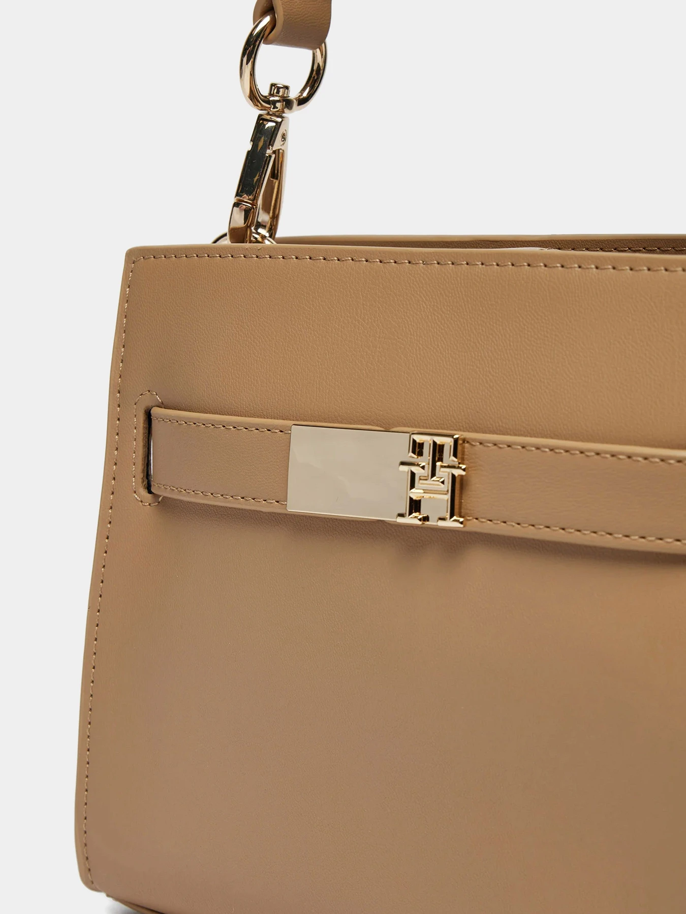 Сумки Tommy Hilfiger модель AW0AW16896-RBC Сумки Tommy Hilfiger модель AW0AW16896-RBC Фото