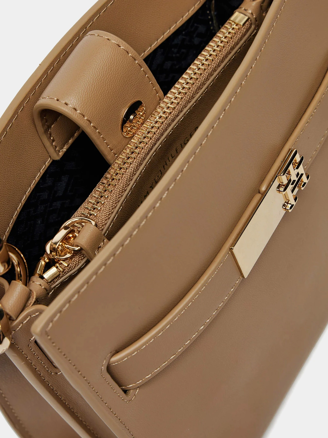 Сумки Tommy Hilfiger модель AW0AW16896-RBC Сумки Tommy Hilfiger модель AW0AW16896-RBC Фото