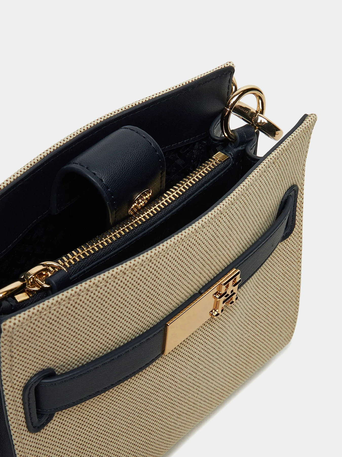 Сумки Tommy Hilfiger модель AW0AW17381-DW6 Сумки Tommy Hilfiger модель AW0AW17381-DW6 Фото