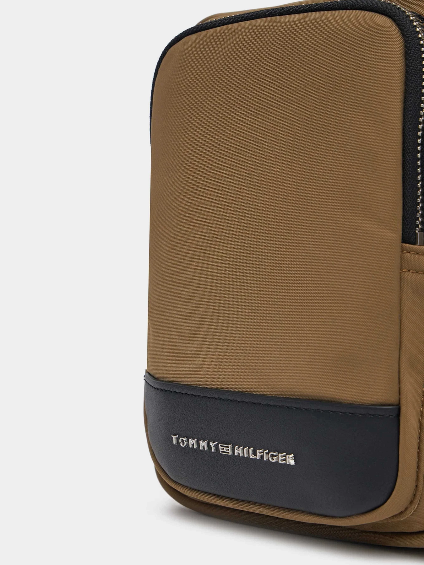 Сумки Tommy Hilfiger модель AM0AM13190-RBT Сумки Tommy Hilfiger модель AM0AM13190-RBT Фото