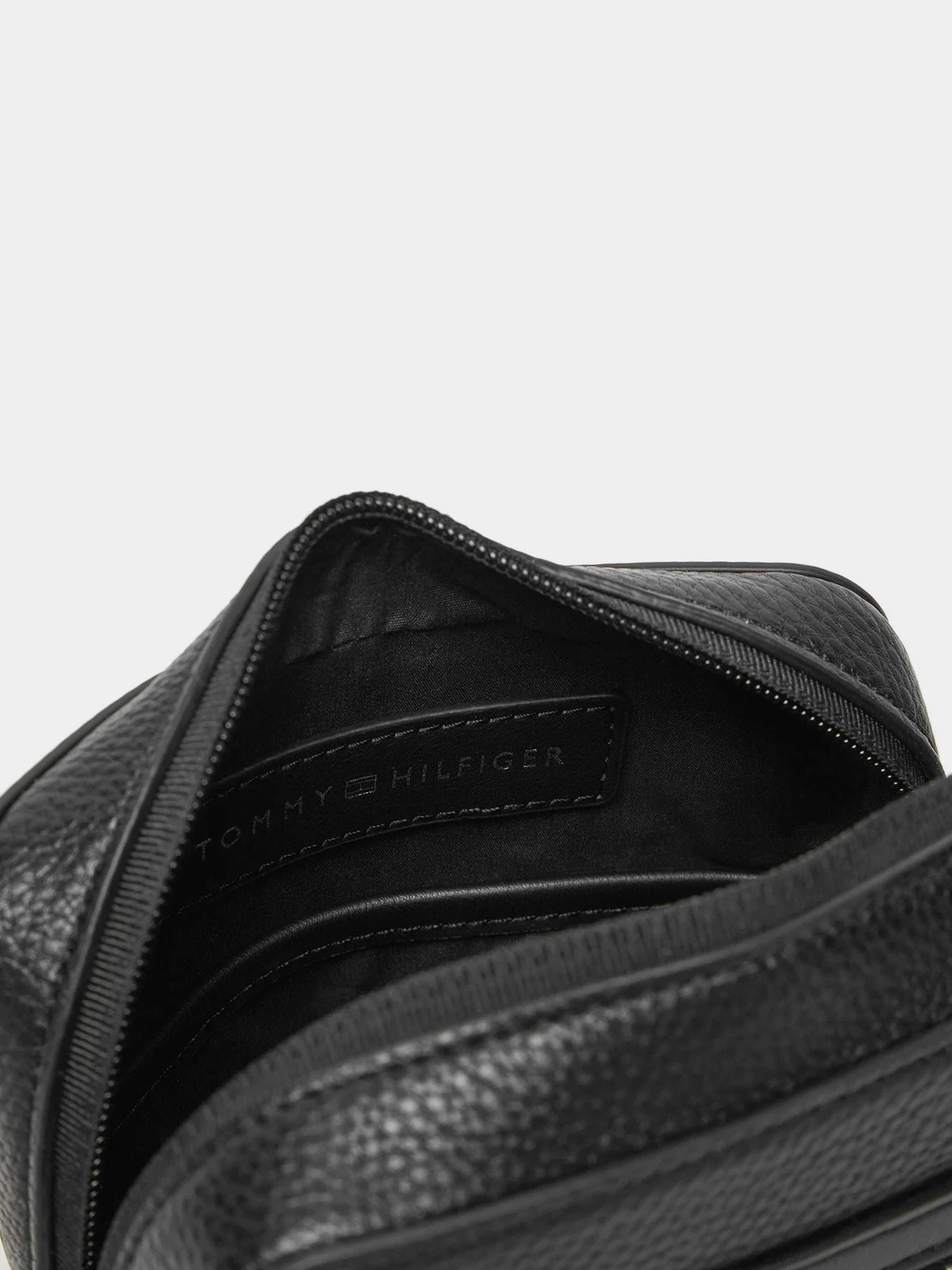 Сумки Tommy Hilfiger модель AM0AM13204-BDS Сумки Tommy Hilfiger модель AM0AM13204-BDS Фото