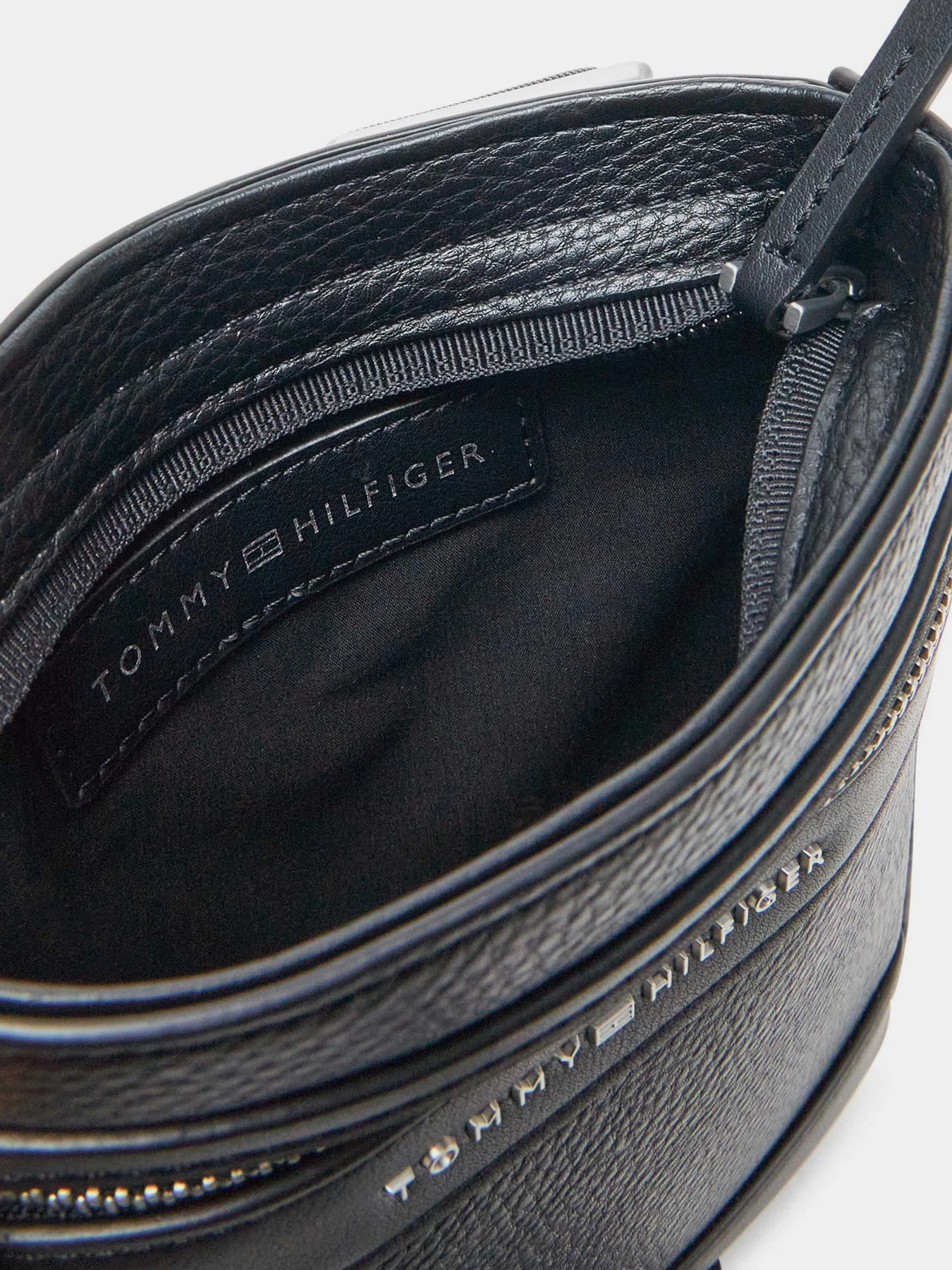 Сумки Tommy Hilfiger модель AM0AM13205-BDS Сумки Tommy Hilfiger модель AM0AM13205-BDS Фото