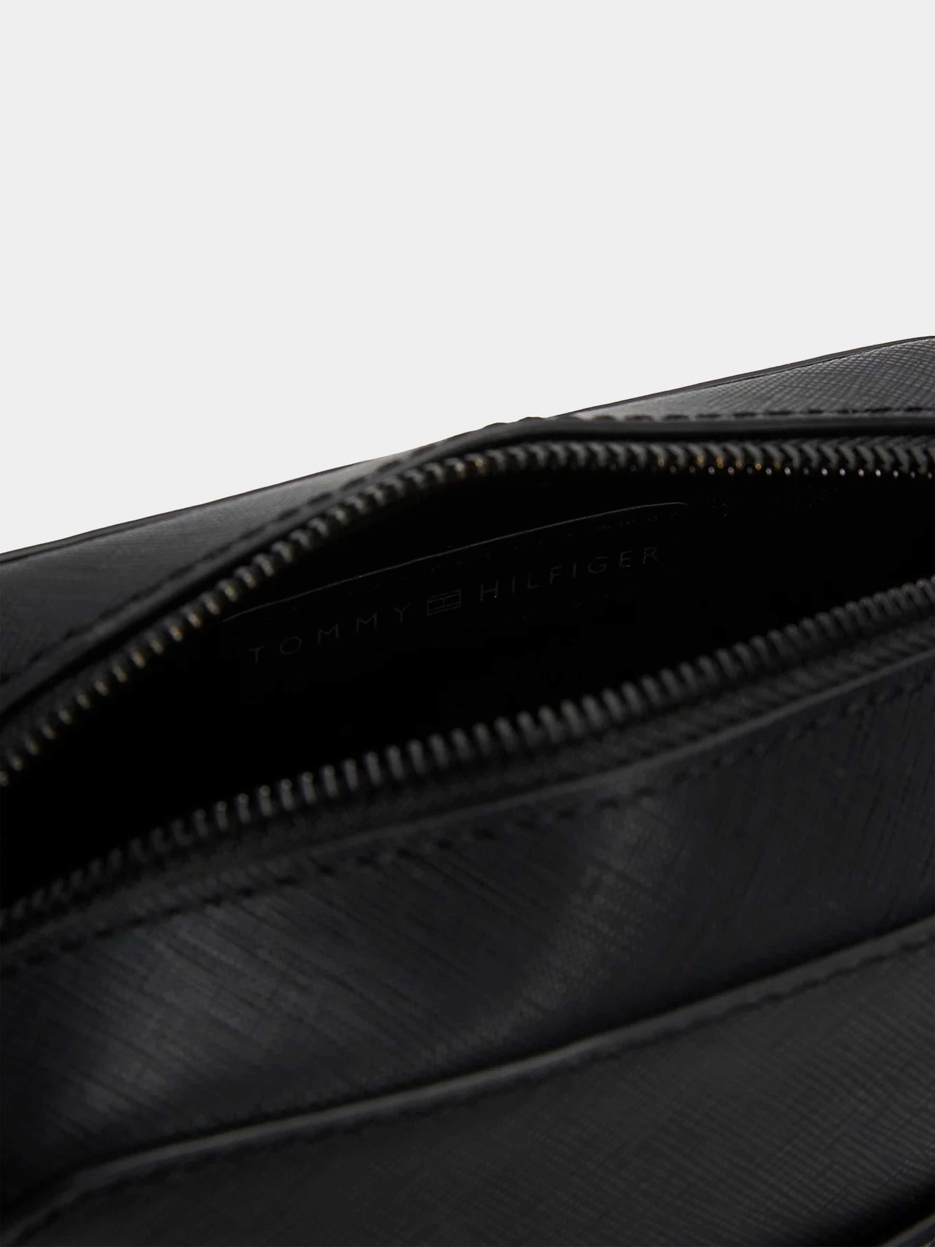 Сумки Tommy Hilfiger модель AM0AM13215-BDS Сумки Tommy Hilfiger модель AM0AM13215-BDS Фото
