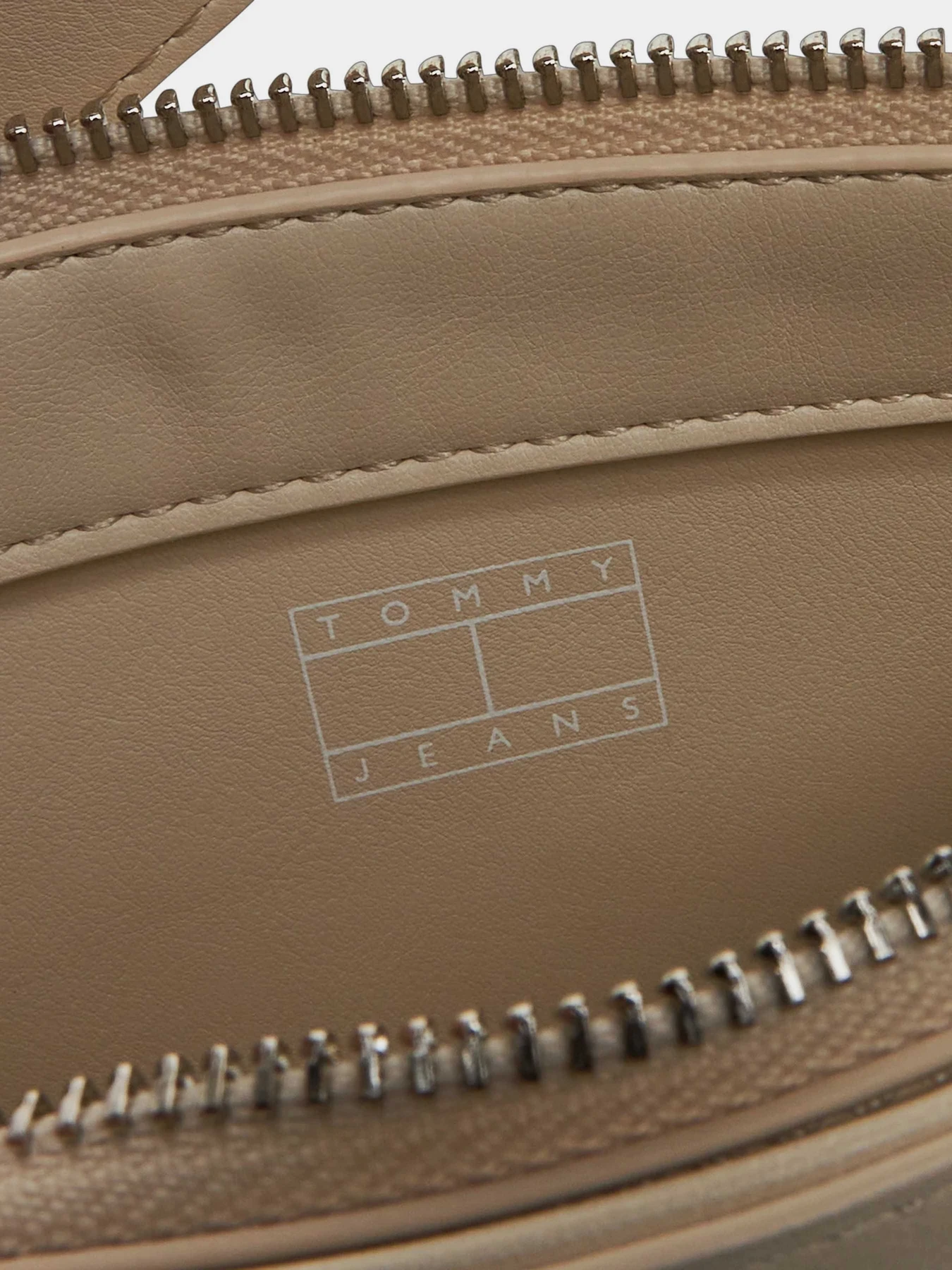Сумки Tommy Hilfiger модель AW0AW16966-ACG Сумки Tommy Hilfiger модель AW0AW16966-ACG Фото