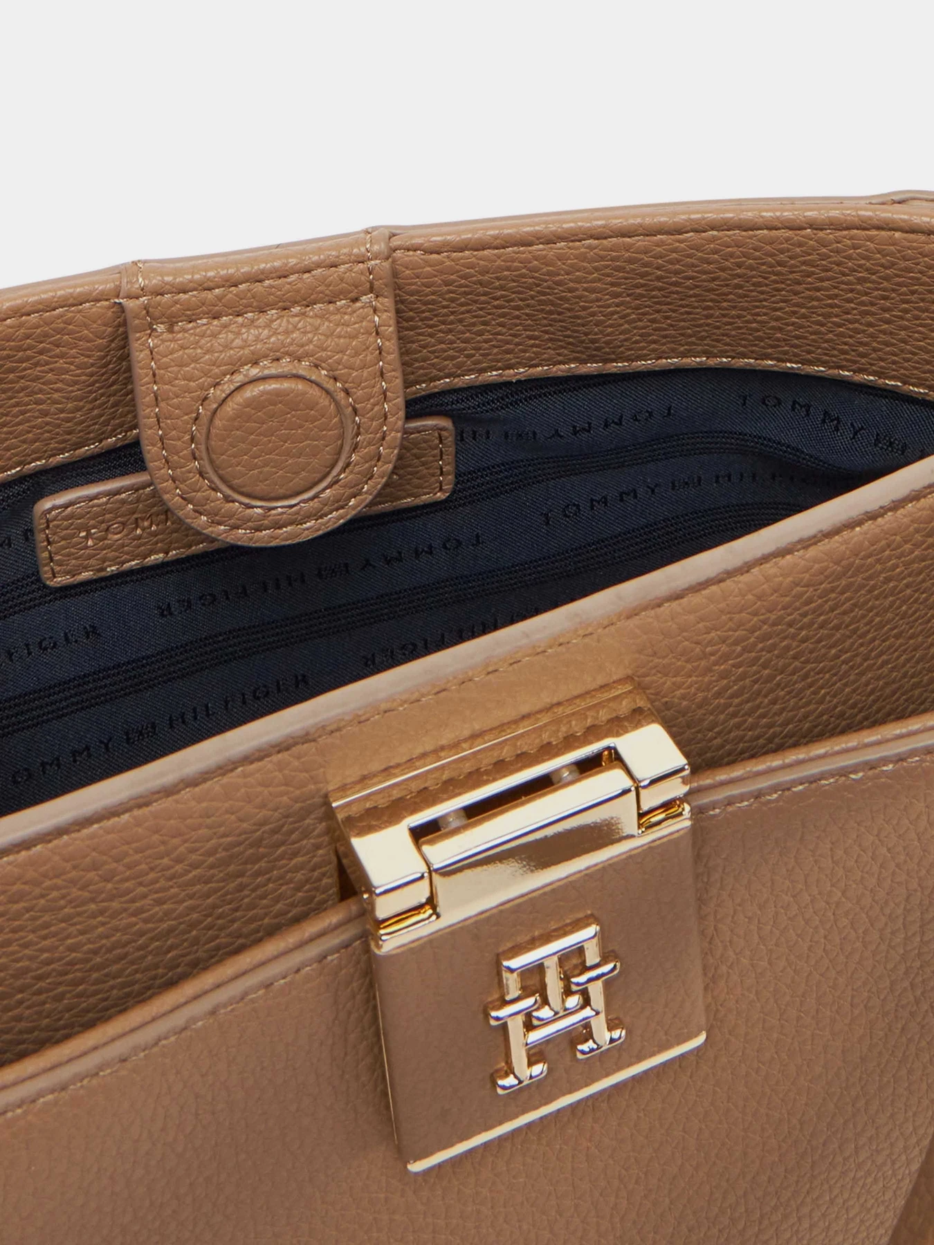 Сумки Tommy Hilfiger модель AW0AW17190-RBC Сумки Tommy Hilfiger модель AW0AW17190-RBC Фото