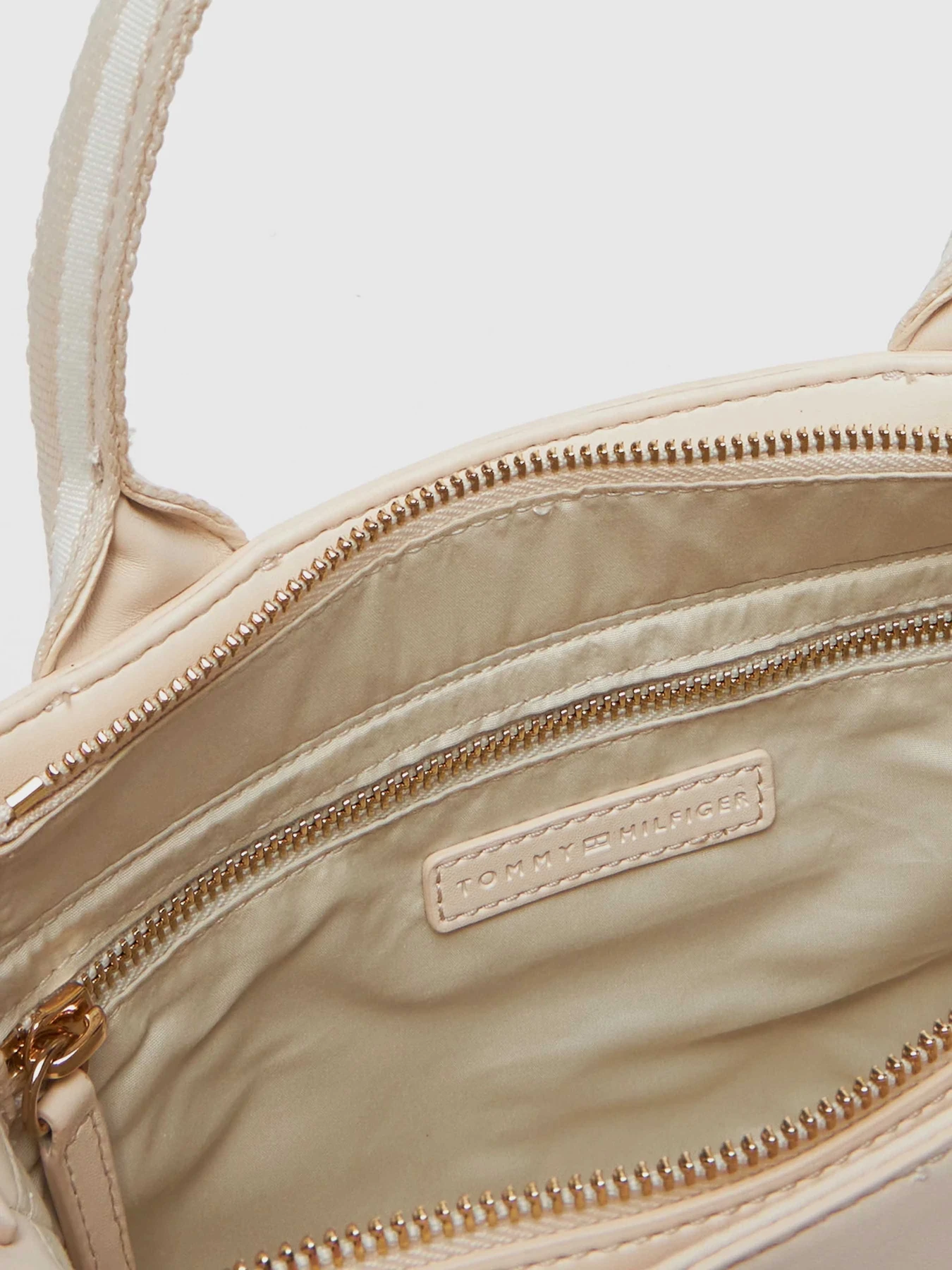 Сумки Tommy Hilfiger модель AW0AW17201-AA8 Сумки Tommy Hilfiger модель AW0AW17201-AA8 Фото