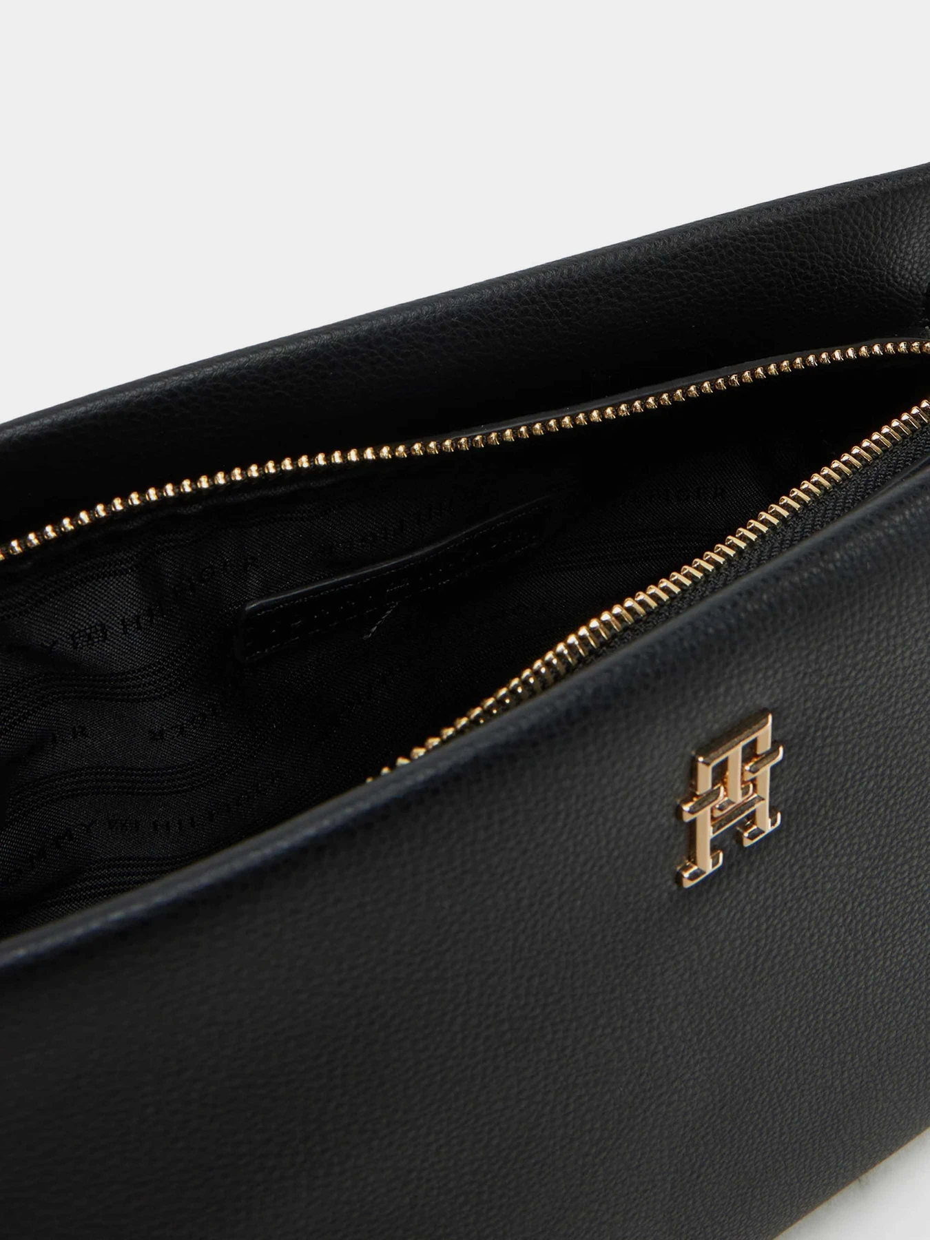 Сумки Tommy Hilfiger модель AW0AW17225-BDS Сумки Tommy Hilfiger модель AW0AW17225-BDS Фото
