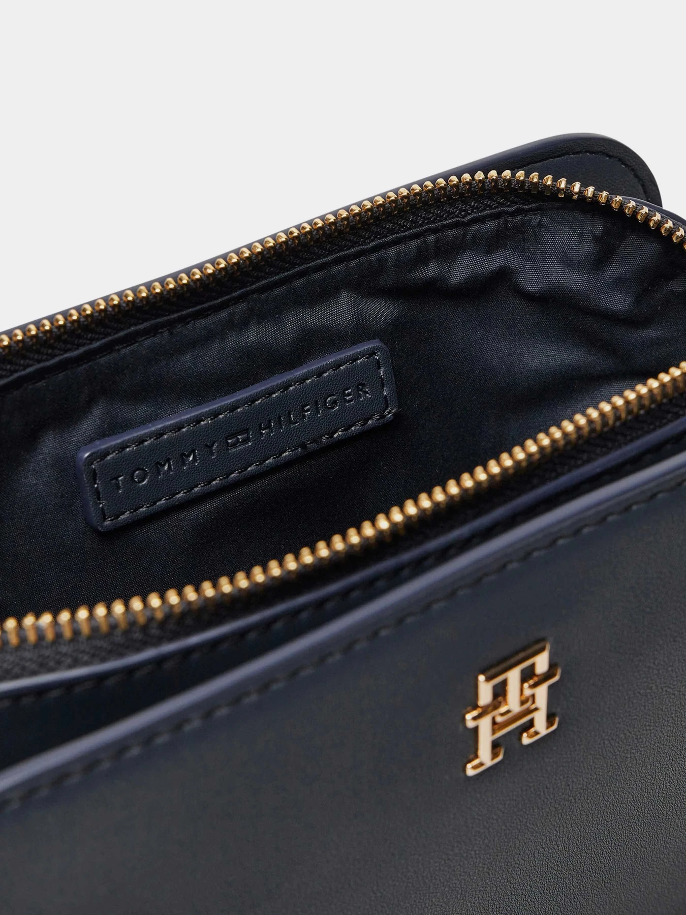 Сумки Tommy Hilfiger модель AW0AW17229-DW6 Сумки Tommy Hilfiger модель AW0AW17229-DW6 Фото