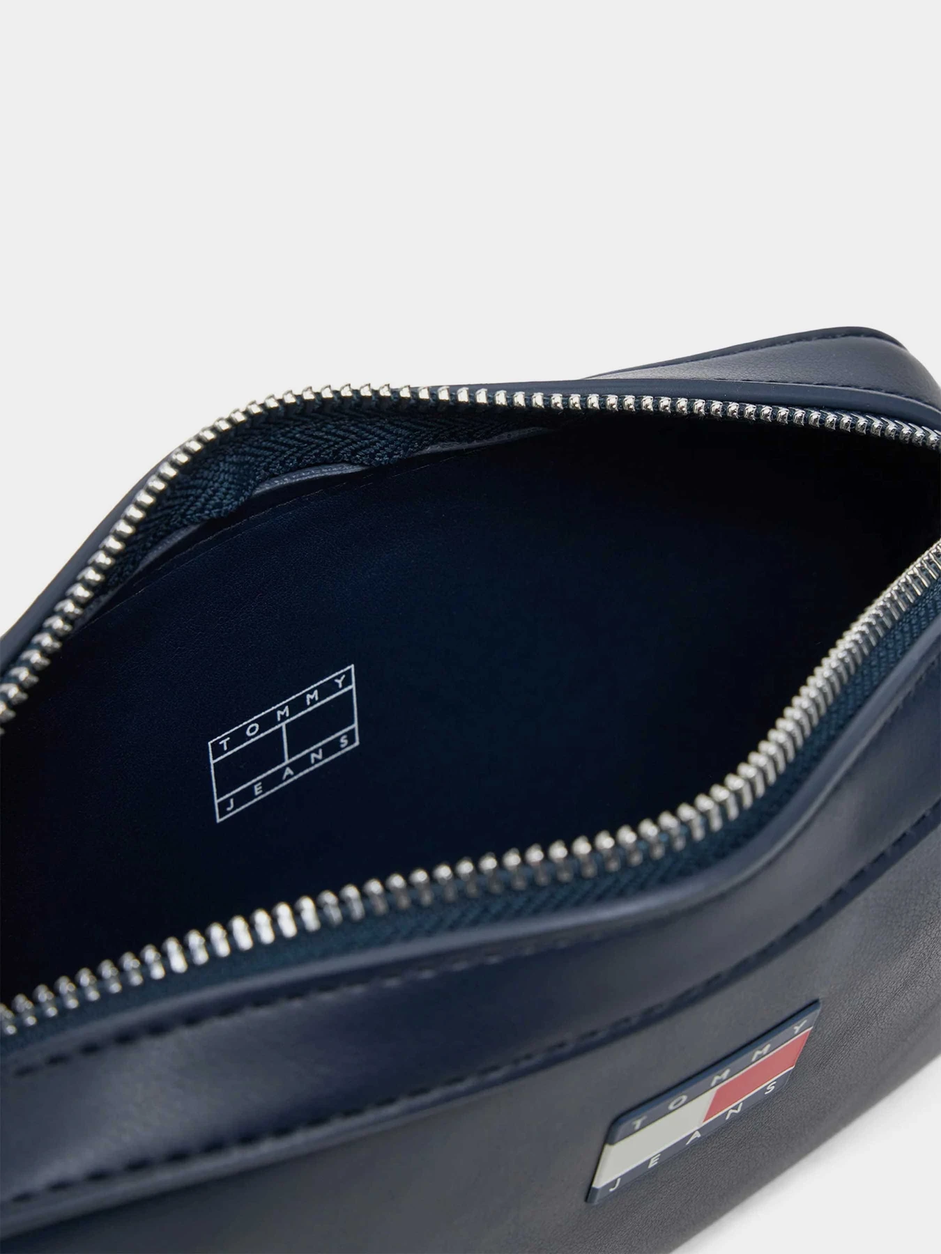 Сумки Tommy Hilfiger модель AW0AW17290-C1G Сумки Tommy Hilfiger модель AW0AW17290-C1G Фото