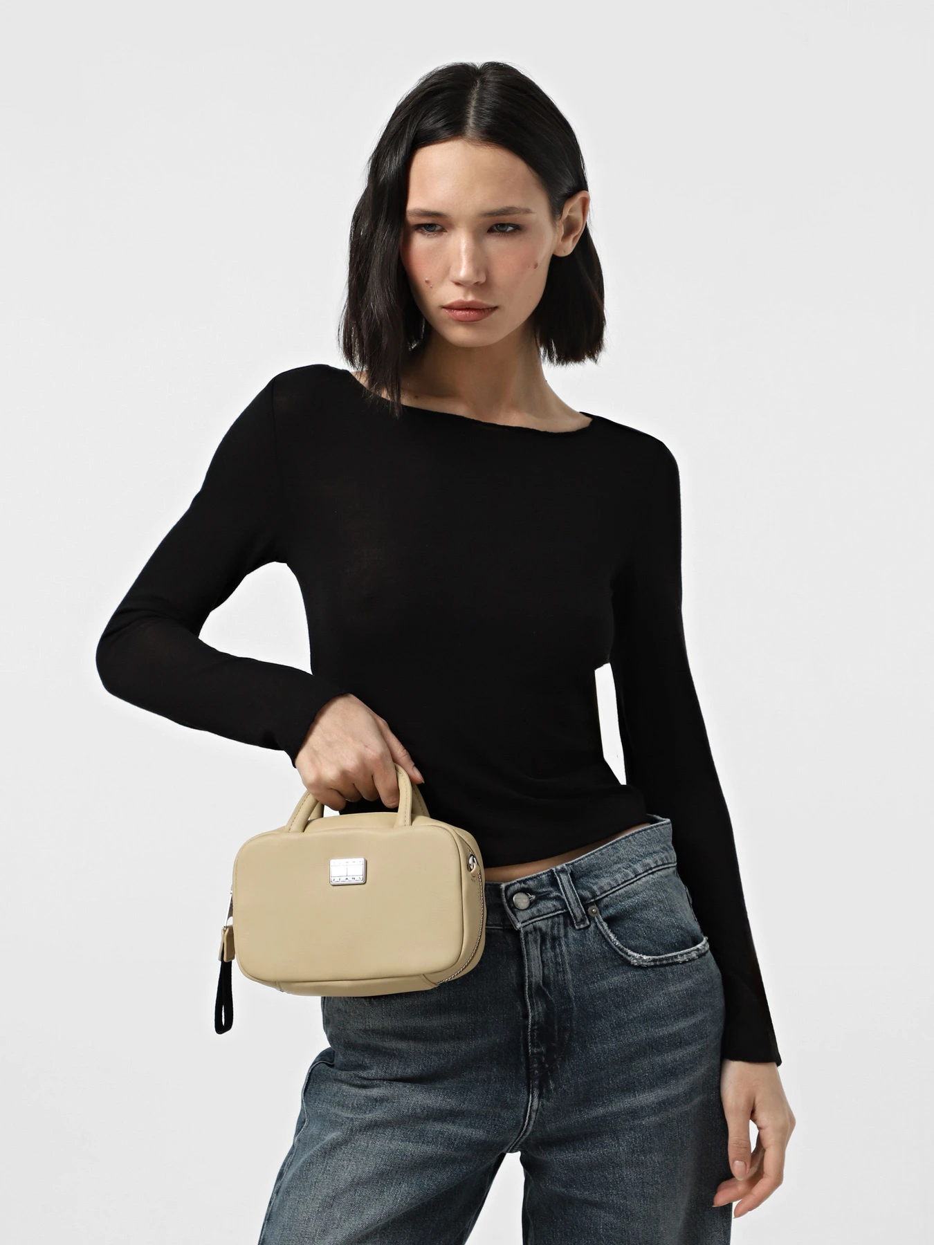Сумки Tommy Hilfiger модель AW0AW17294-ACT Сумки Tommy Hilfiger модель AW0AW17294-ACT Фото