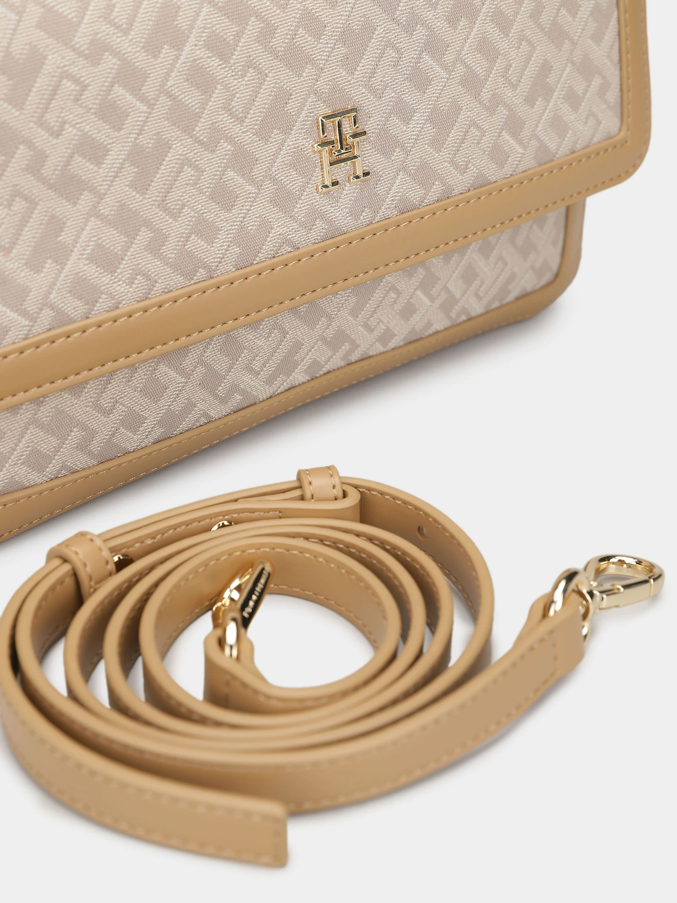 Сумки Tommy Hilfiger модель AW0AW17608-0I1 Сумки Tommy Hilfiger модель AW0AW17608-0I1 Фото