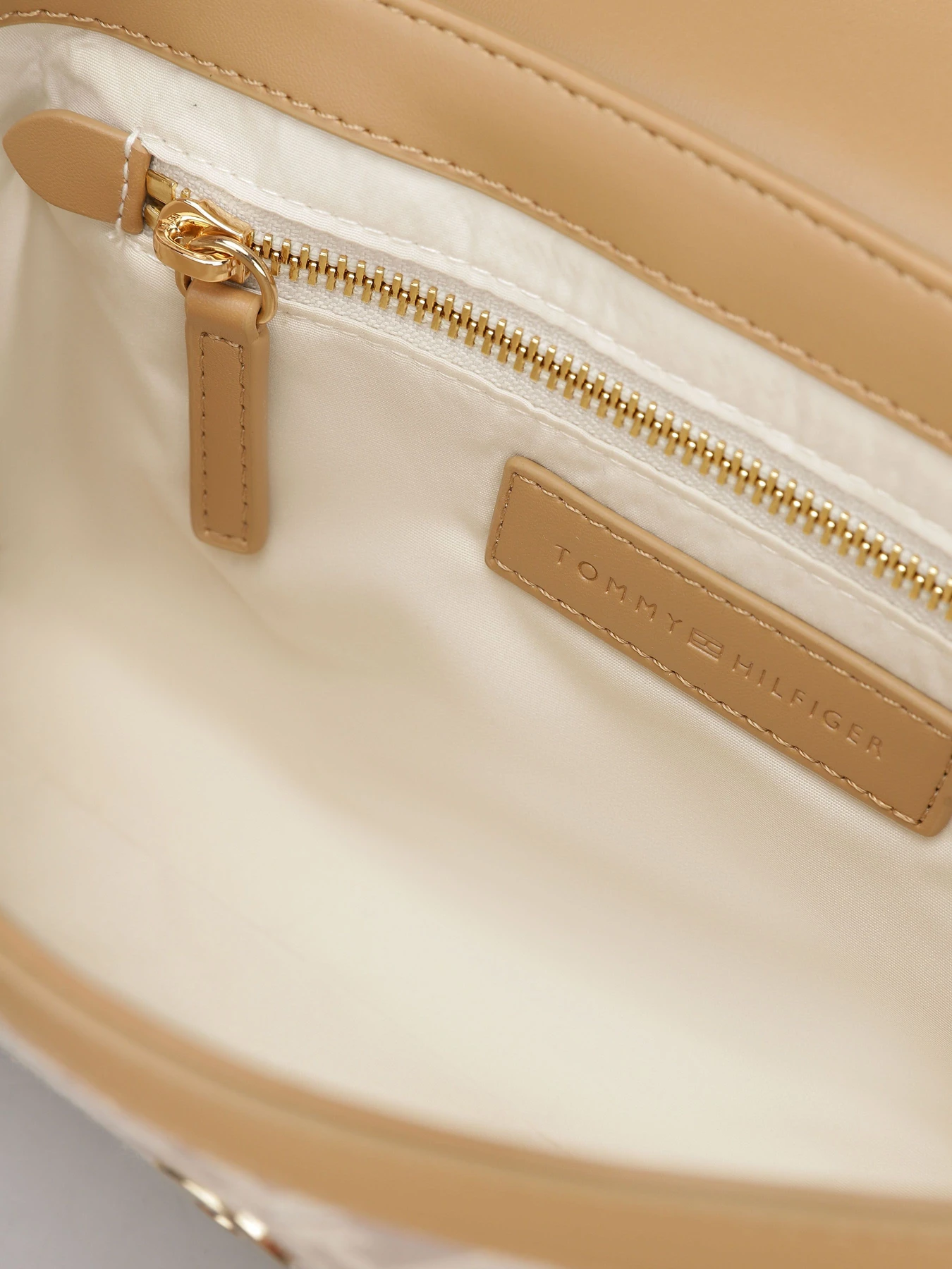 Сумки Tommy Hilfiger модель AW0AW17608-0I1 Сумки Tommy Hilfiger модель AW0AW17608-0I1 Фото