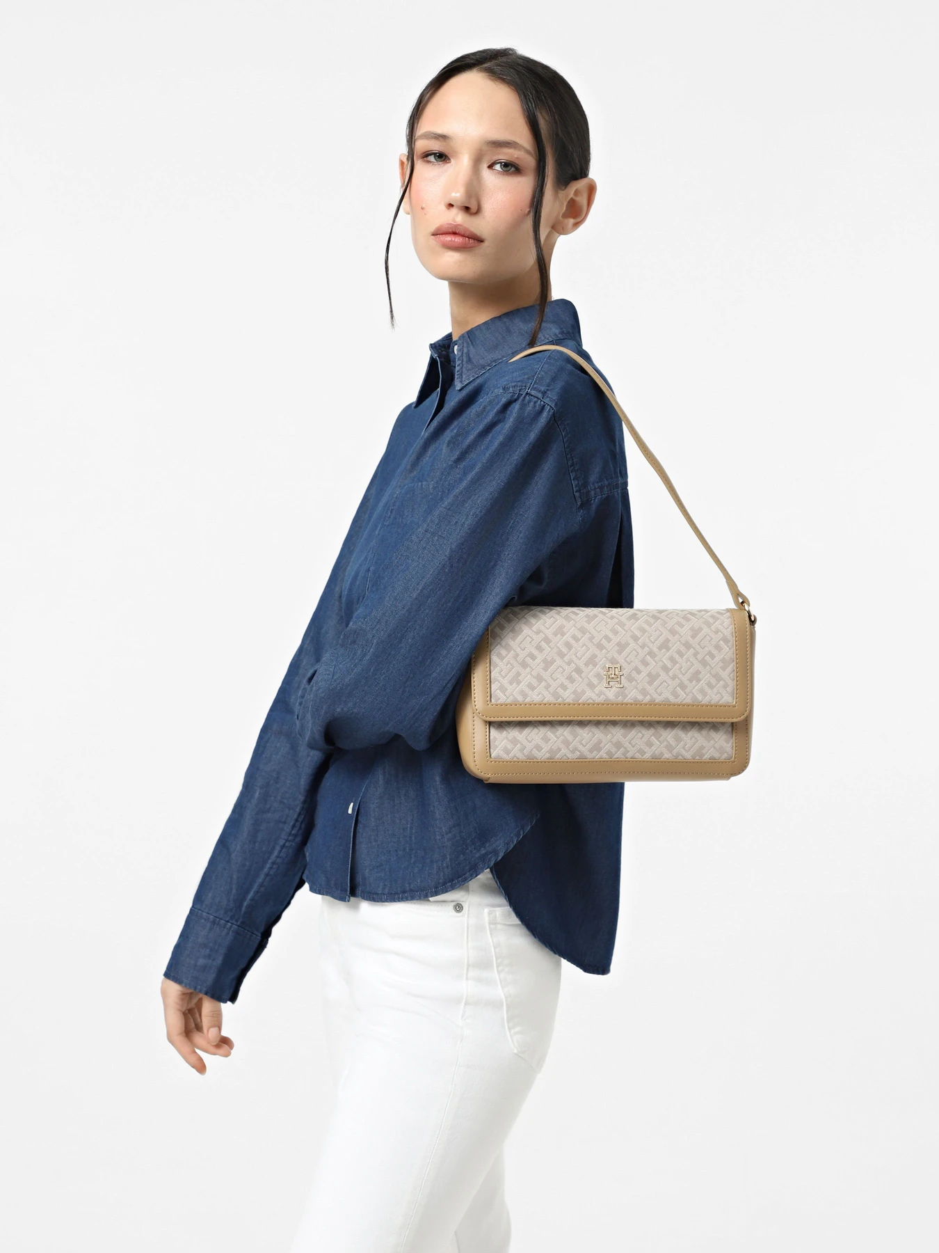 Сумки Tommy Hilfiger модель AW0AW17608-0I1 Сумки Tommy Hilfiger модель AW0AW17608-0I1 Фото