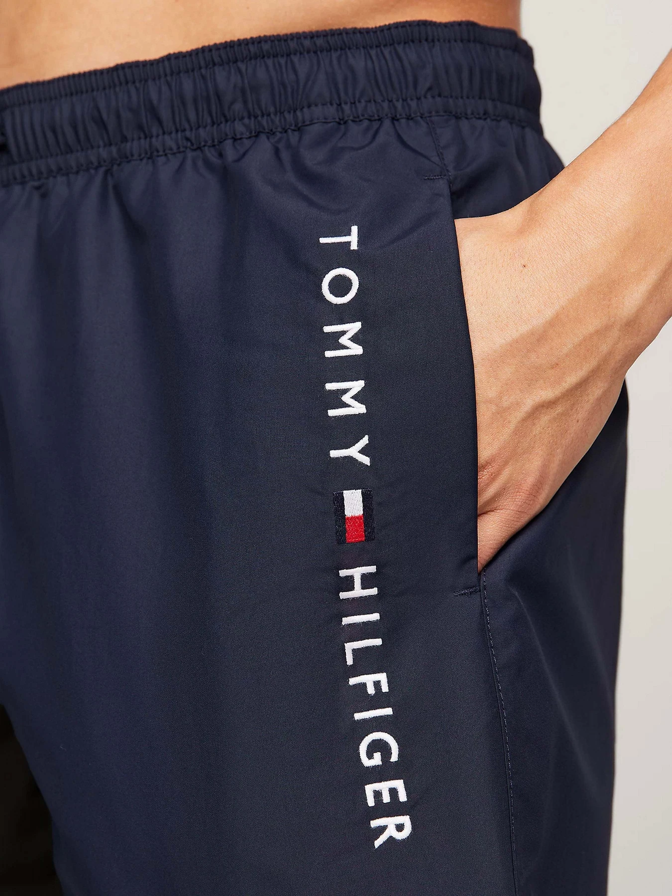 Одяг для пляжу Tommy Hilfiger модель UM0UM03258-DW5 Одяг для пляжу Tommy Hilfiger модель UM0UM03258-DW5 Фото