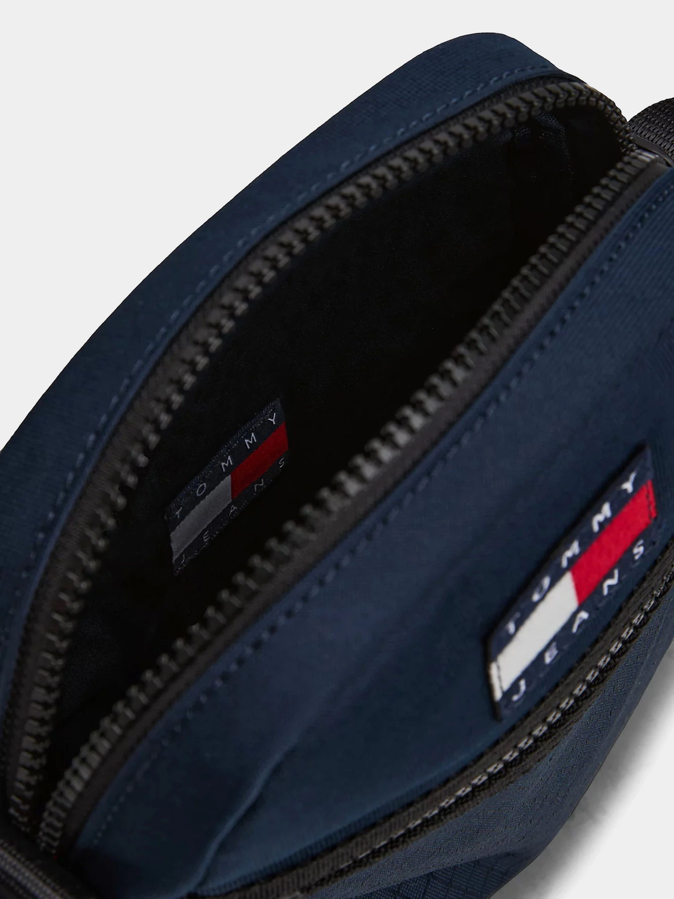 Сумки Tommy Hilfiger модель AM0AM13397-C1G Сумки Tommy Hilfiger модель AM0AM13397-C1G Фото