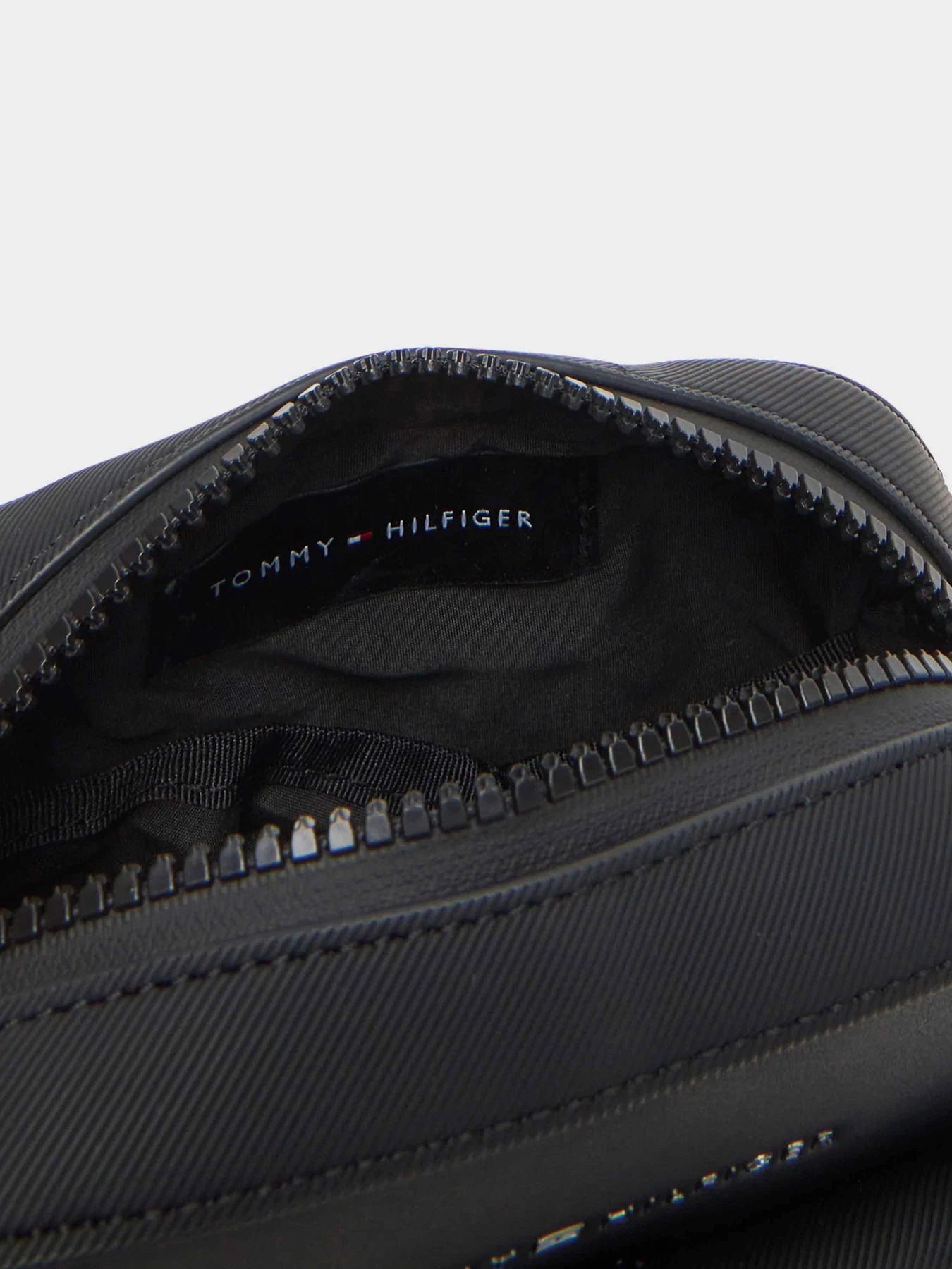 Сумки Tommy Hilfiger модель AM0AM13479-BDS Сумки Tommy Hilfiger модель AM0AM13479-BDS Фото