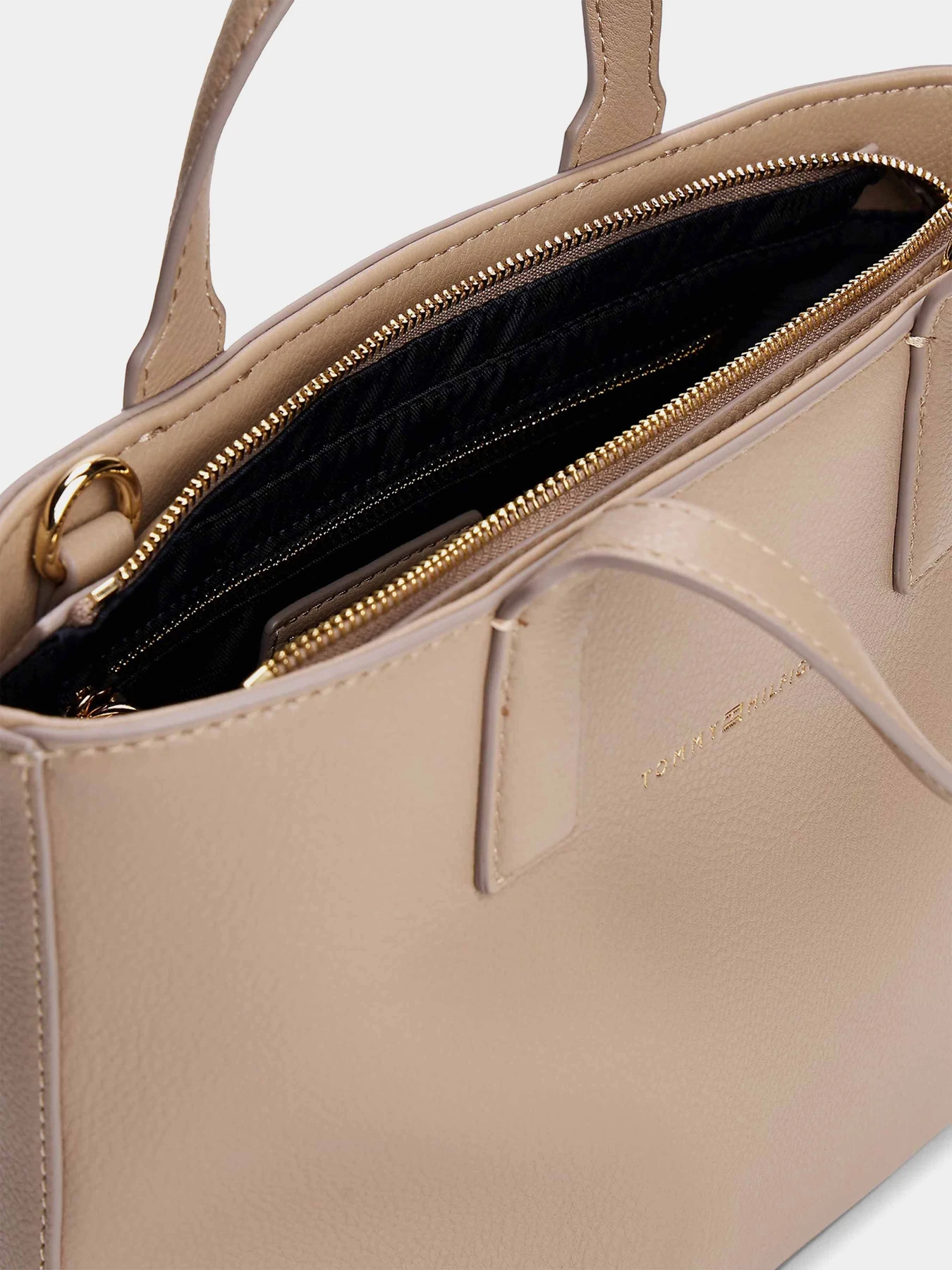 Сумки Tommy Hilfiger модель AW0AW17448-AFE Сумки Tommy Hilfiger модель AW0AW17448-AFE Фото
