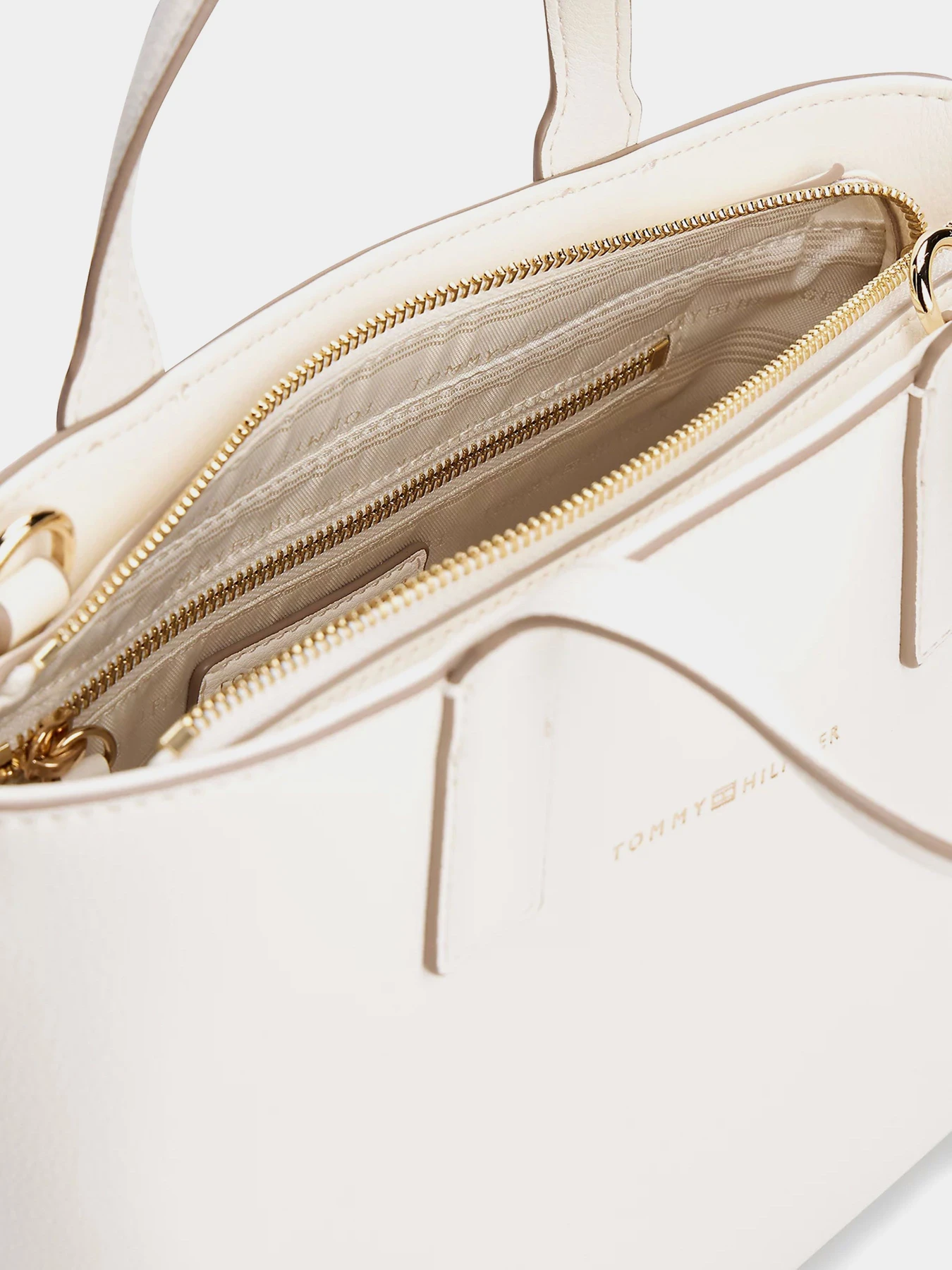 Сумки Tommy Hilfiger модель AW0AW17448-Z00 Сумки Tommy Hilfiger модель AW0AW17448-Z00 Фото