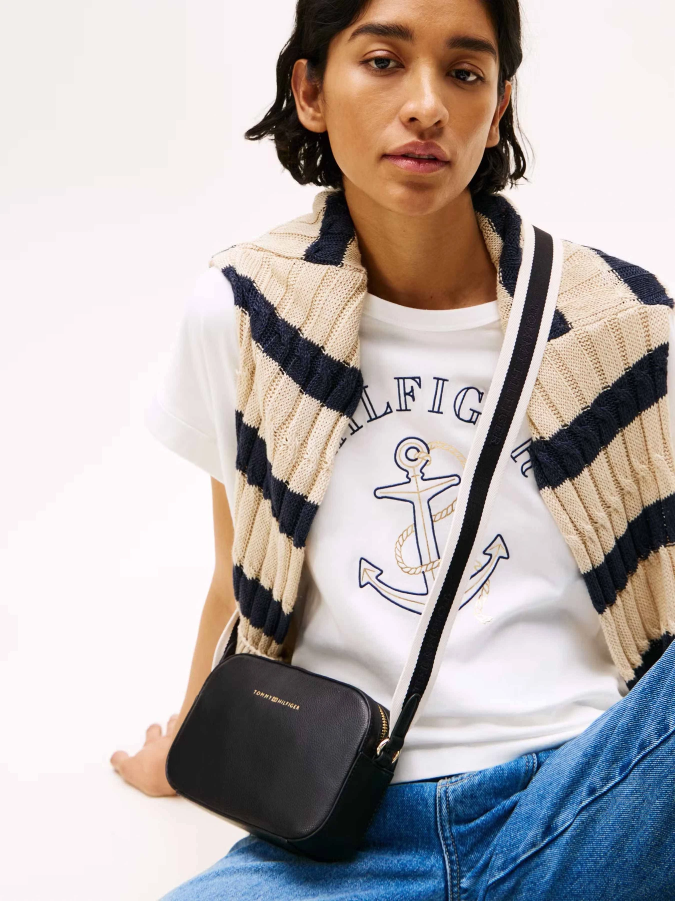 Сумки Tommy Hilfiger модель AW0AW17450-BDS Сумки Tommy Hilfiger модель AW0AW17450-BDS Фото