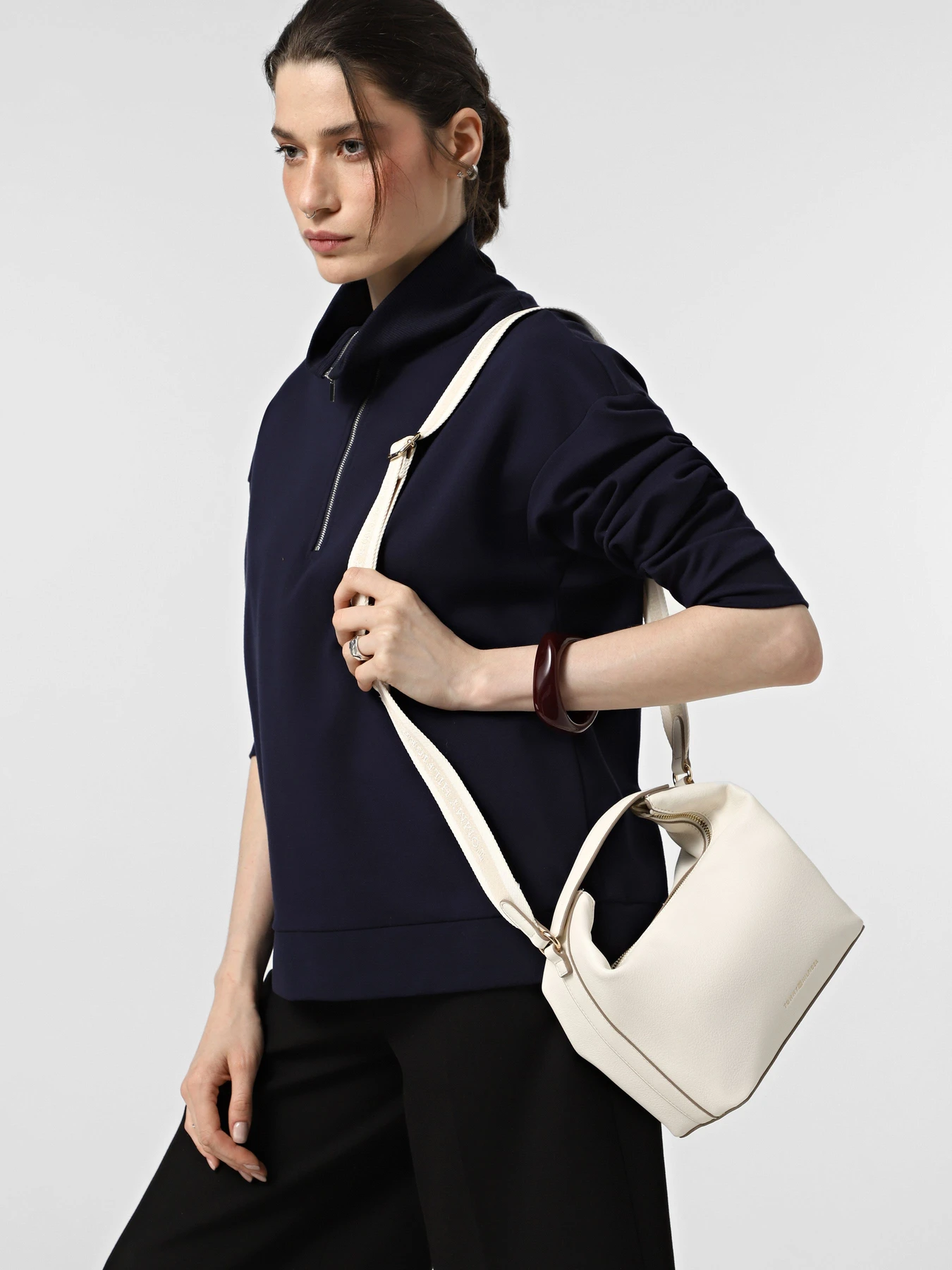 Сумки Tommy Hilfiger модель AW0AW17451-Z00 Фото