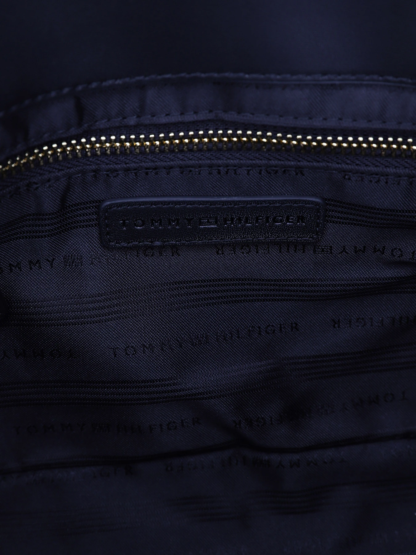 Сумки Tommy Hilfiger модель AW0AW17454-BDS Сумки Tommy Hilfiger модель AW0AW17454-BDS Фото