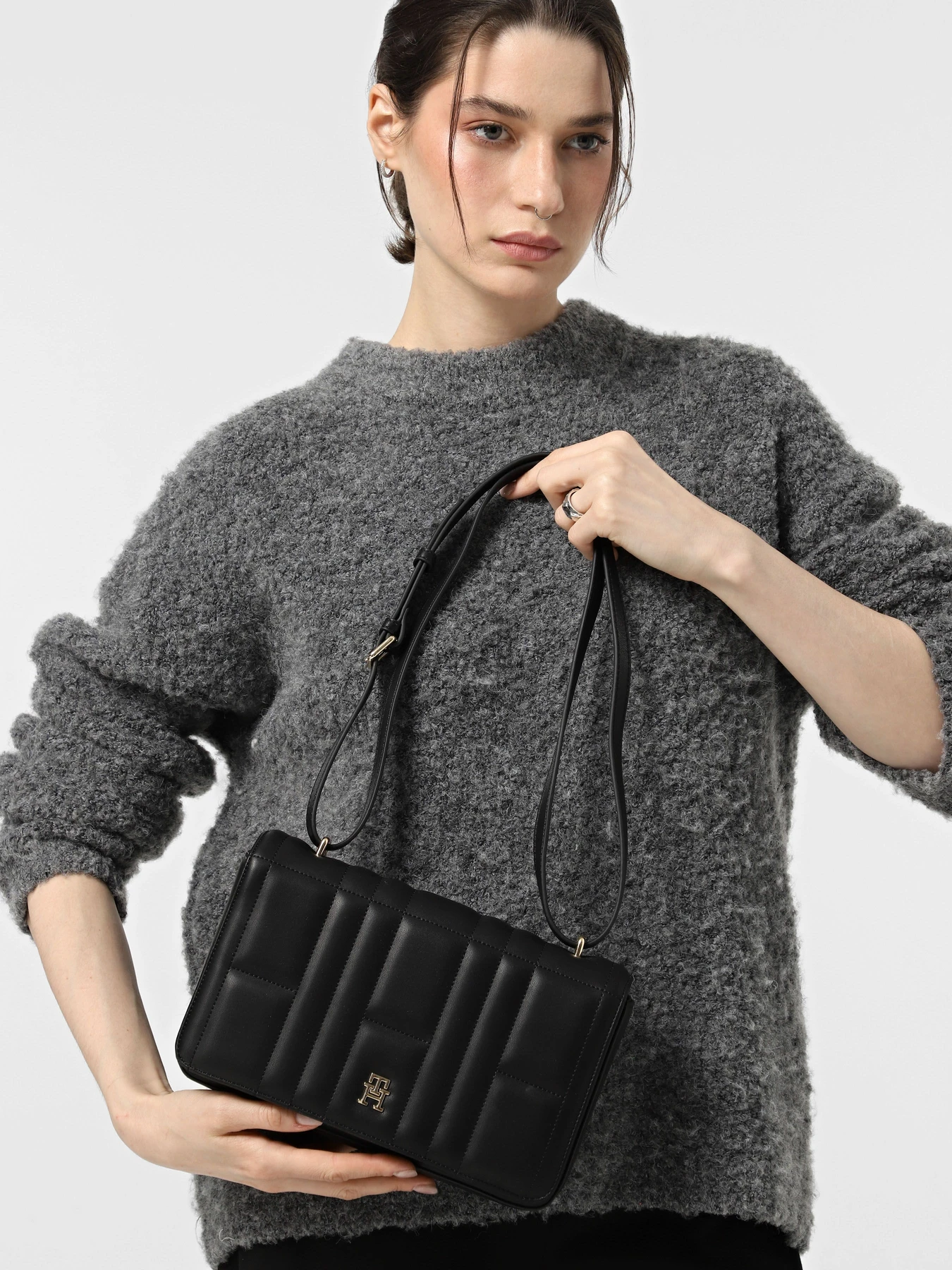 Сумки Tommy Hilfiger модель AW0AW17454-BDS Сумки Tommy Hilfiger модель AW0AW17454-BDS Фото