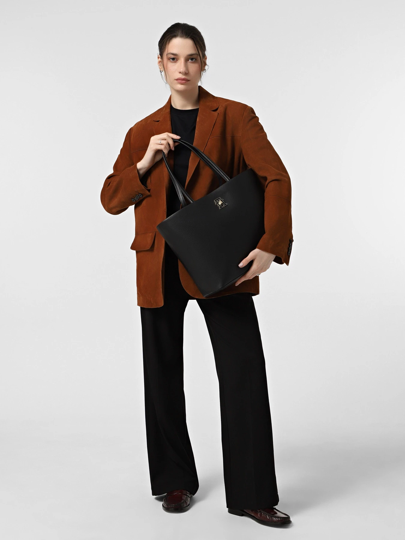 Сумки Tommy Hilfiger модель AW0AW17528-BDS Сумки Tommy Hilfiger модель AW0AW17528-BDS Фото
