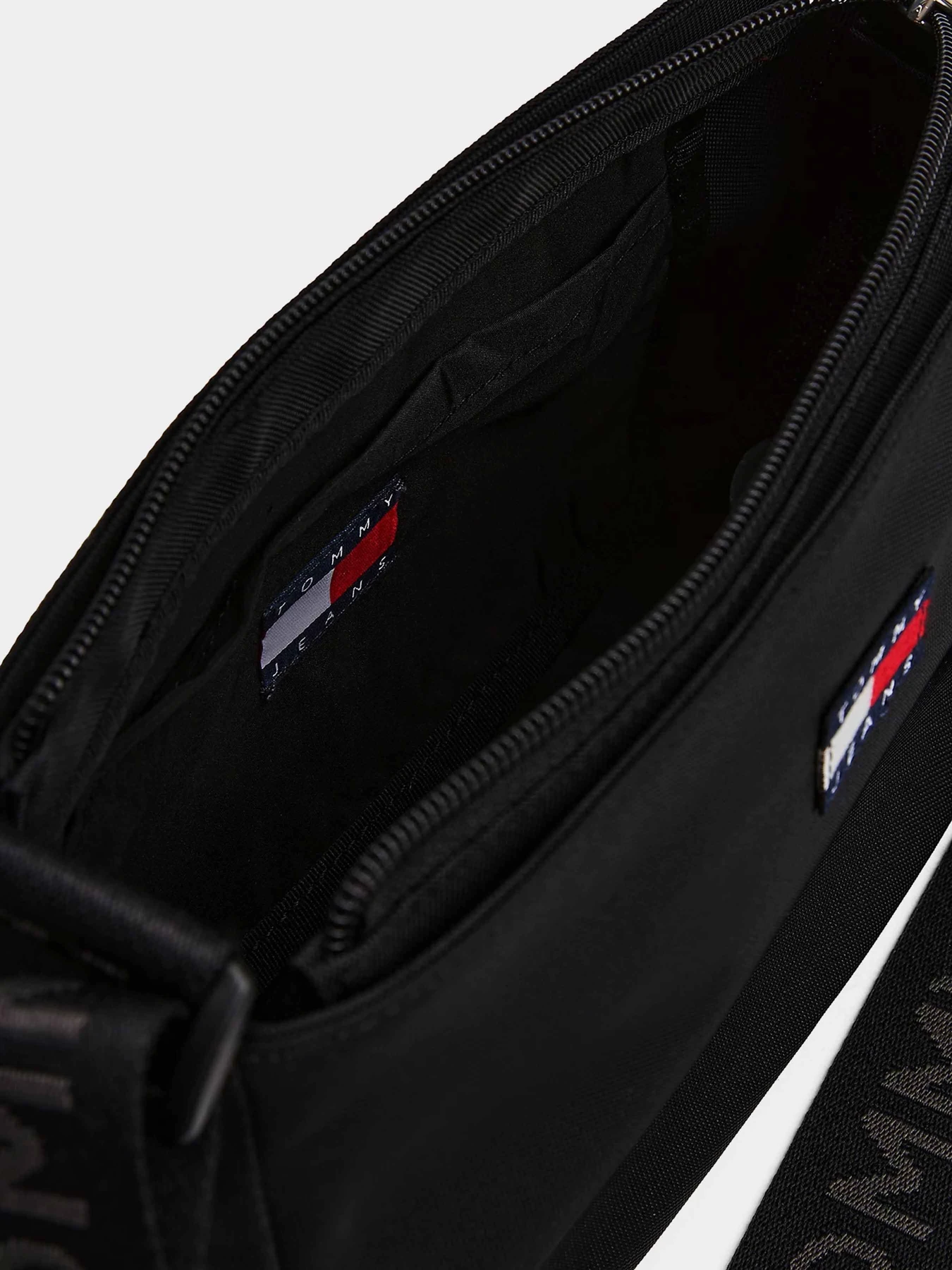 Сумки Tommy Hilfiger модель AW0AW17544-BDS Сумки Tommy Hilfiger модель AW0AW17544-BDS Фото